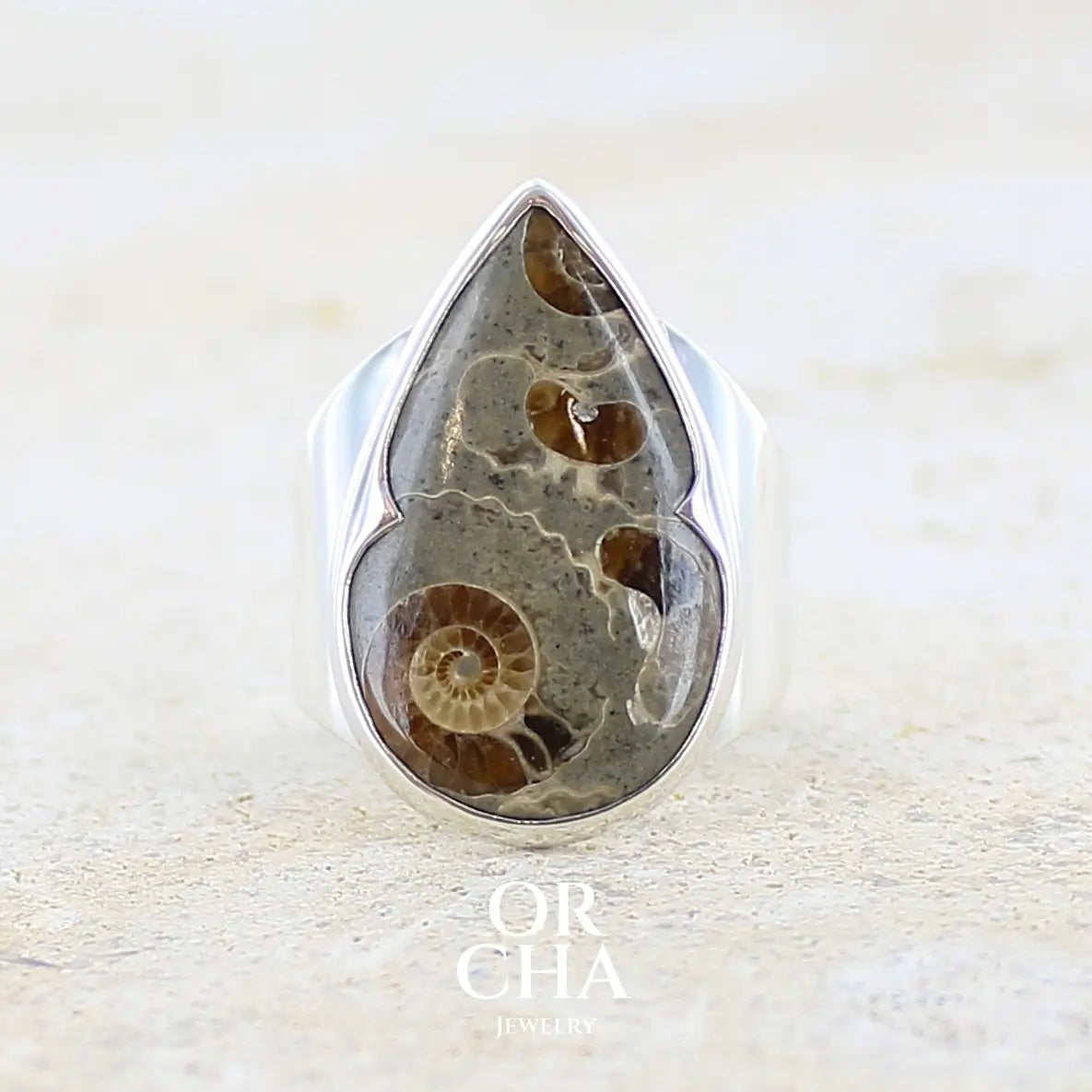 Bague pour femme en argent massif Bague en argent massif 925 sertie d'un marbre de Marston poire aux ammonites fossiles brun caramel sur fond gris taupe. Pierre fossile ornementale naturelle originaire Marston Magna, dans le Somerset en Angleterre. Bijoux uniques réalisé en taille 55 - Orcha jewelry