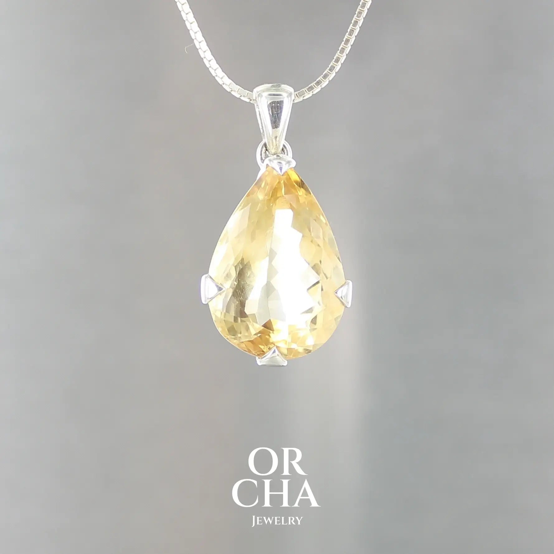 Cette création présente une somptueuse citrine taillée en goutte, aux reflets dorés lumineux. La pierre d'un jaune ambré éclatant est délicatement maintenue par une monture en argent massif 925 aux lignes épurées. Les griffes d'argent, discrètes mais efficaces, permettent à la lumière de traverser le cristal, révélant toute sa brillance. Un bijou fait main qui capture l'essence du soleil dans une élégante simplicité.
Bijoux unique présenté dans un coffret de notre marque prêt à offrir. Livraison offerte.