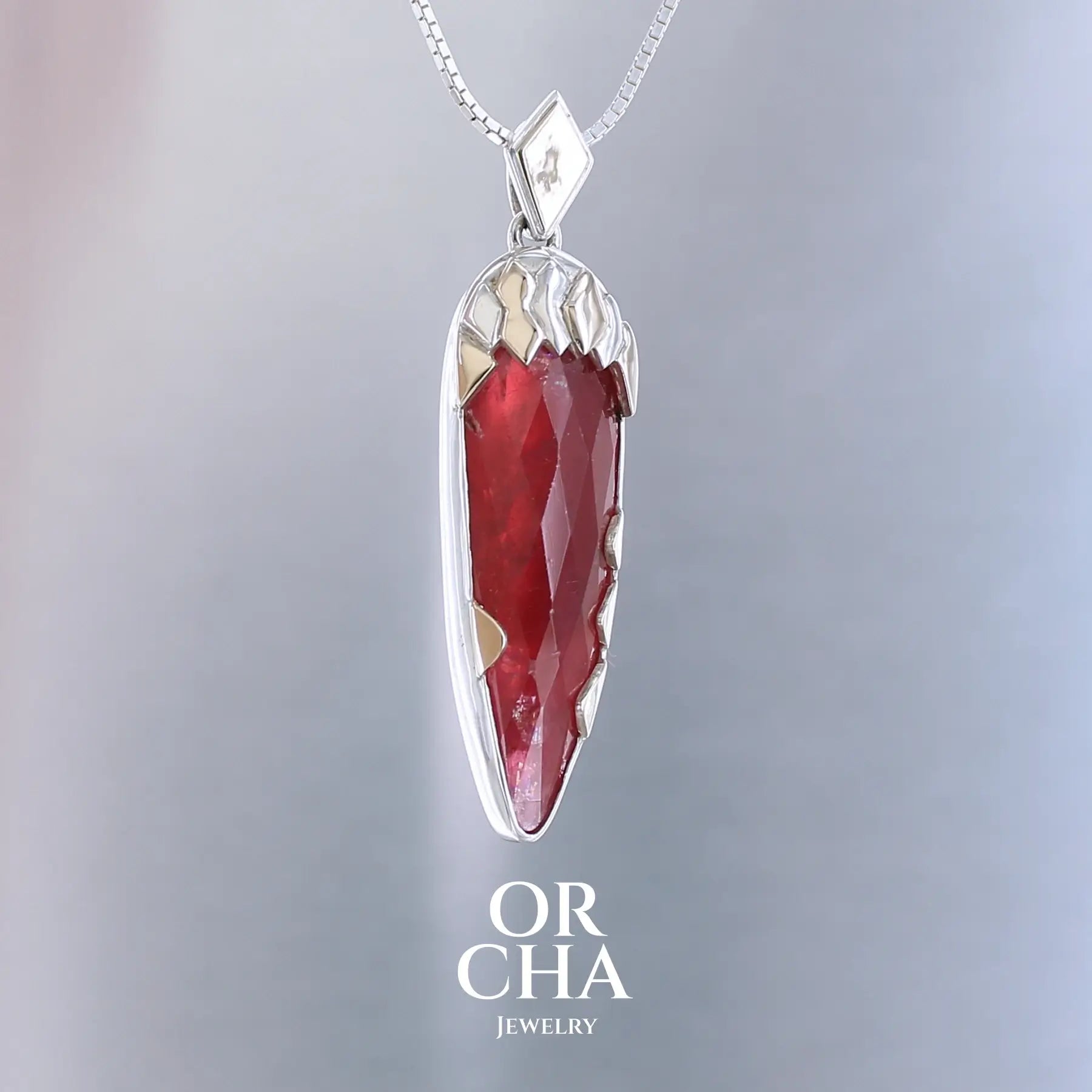 Pendentif pour femme en or jaune massif  14k serti d'une Rhodonite de qualité gemme de 24 carats. Pierre de couleur rouge coquelicot, transparente à inclusions. Pierre naturelle, ovale, taillée en cabochon facetté sur toute sa surface. Bijoux unique, éthique et durable présenté dans un coffret de notre marque, prêt à offrir. Livraison offerte, certificat d'authenticité, service client
