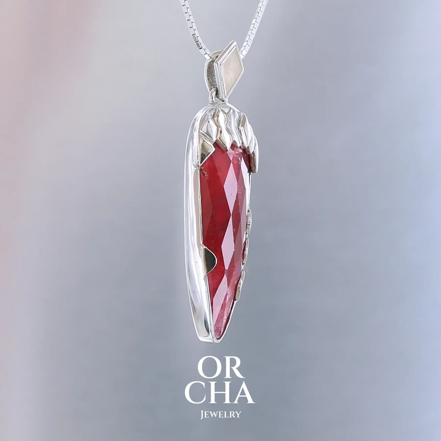 Pendentif pour femme en or jaune massif  14k serti d'une Rhodonite de qualité gemme de 24 carats. Pierre de couleur rouge coquelicot, transparente à inclusions. Pierre naturelle, ovale, taillée en cabochon facetté sur toute sa surface. Bijoux unique, éthique et durable présenté dans un coffret de notre marque, prêt à offrir. Livraison offerte, certificat d'authenticité, service client