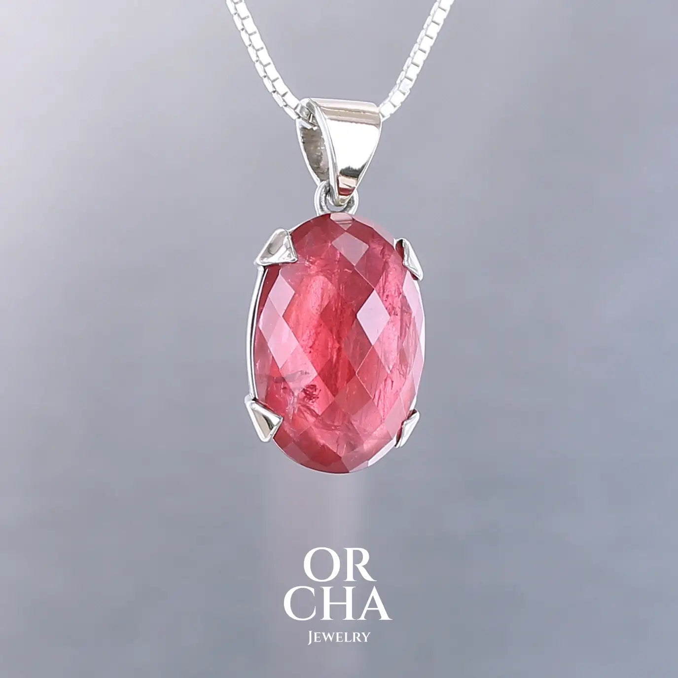 Pendentif pour femme en or jaune massif  9k serti d'une Rhodonite de qualité gemme de 16 carat. Pierre de couleur rouge coquelicot, transparente à inclusions. Pierre naturelle, ovale, taillée en cabochon facetté sur toute sa surface. Bijoux unique, éthique et durable présenté dans un coffret de notre marque, prêt à offrir. Livraison offerte, certificat d'authenticité, service client