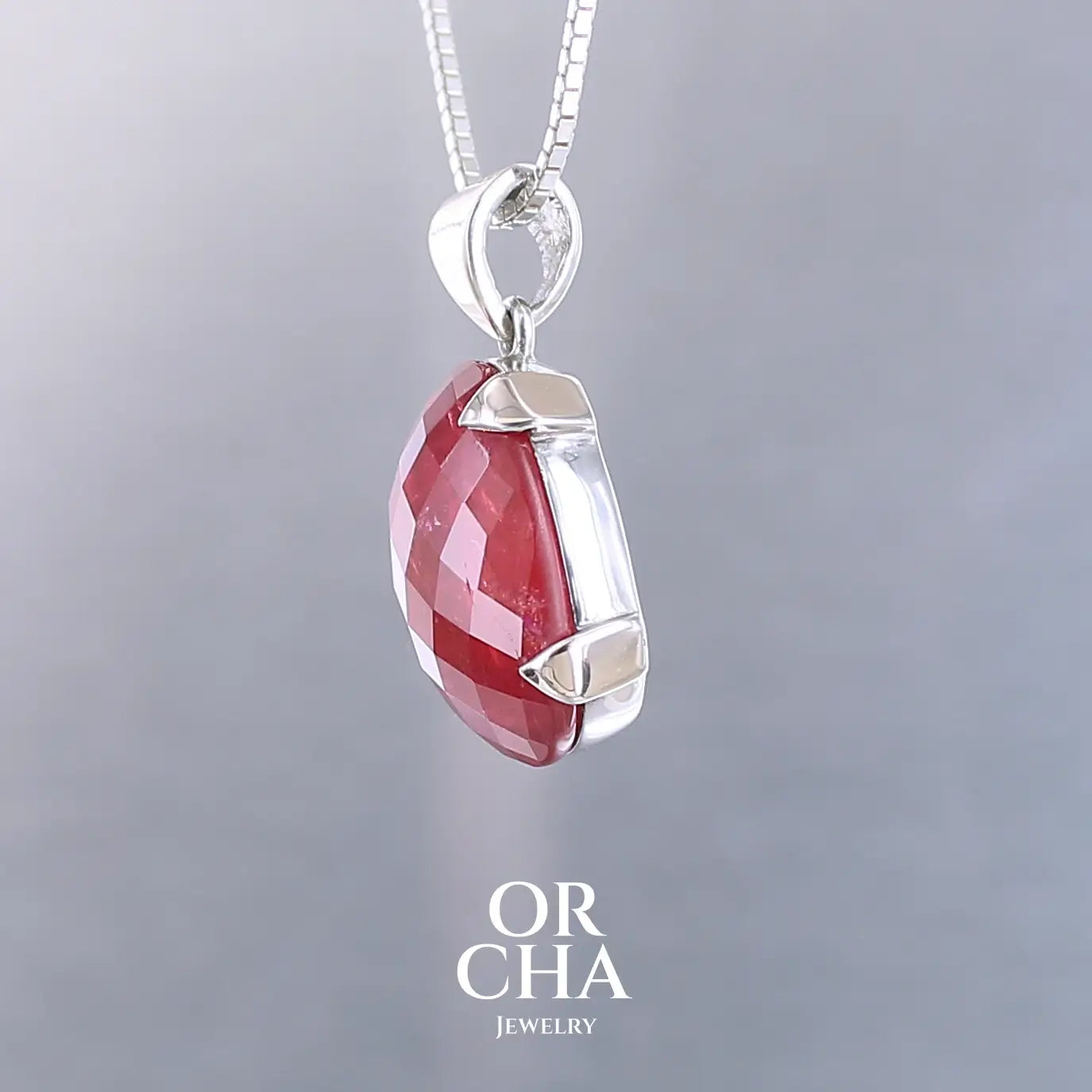 Pendentif pour femme en or jaune massif  9k serti d'une Rhodonite de qualité gemme de 16 carat. Pierre de couleur rouge coquelicot, transparente à inclusions. Pierre naturelle, ovale, taillée en cabochon facetté sur toute sa surface. Bijoux unique, éthique et durable présenté dans un coffret de notre marque, prêt à offrir. Livraison offerte, certificat d'authenticité, service client