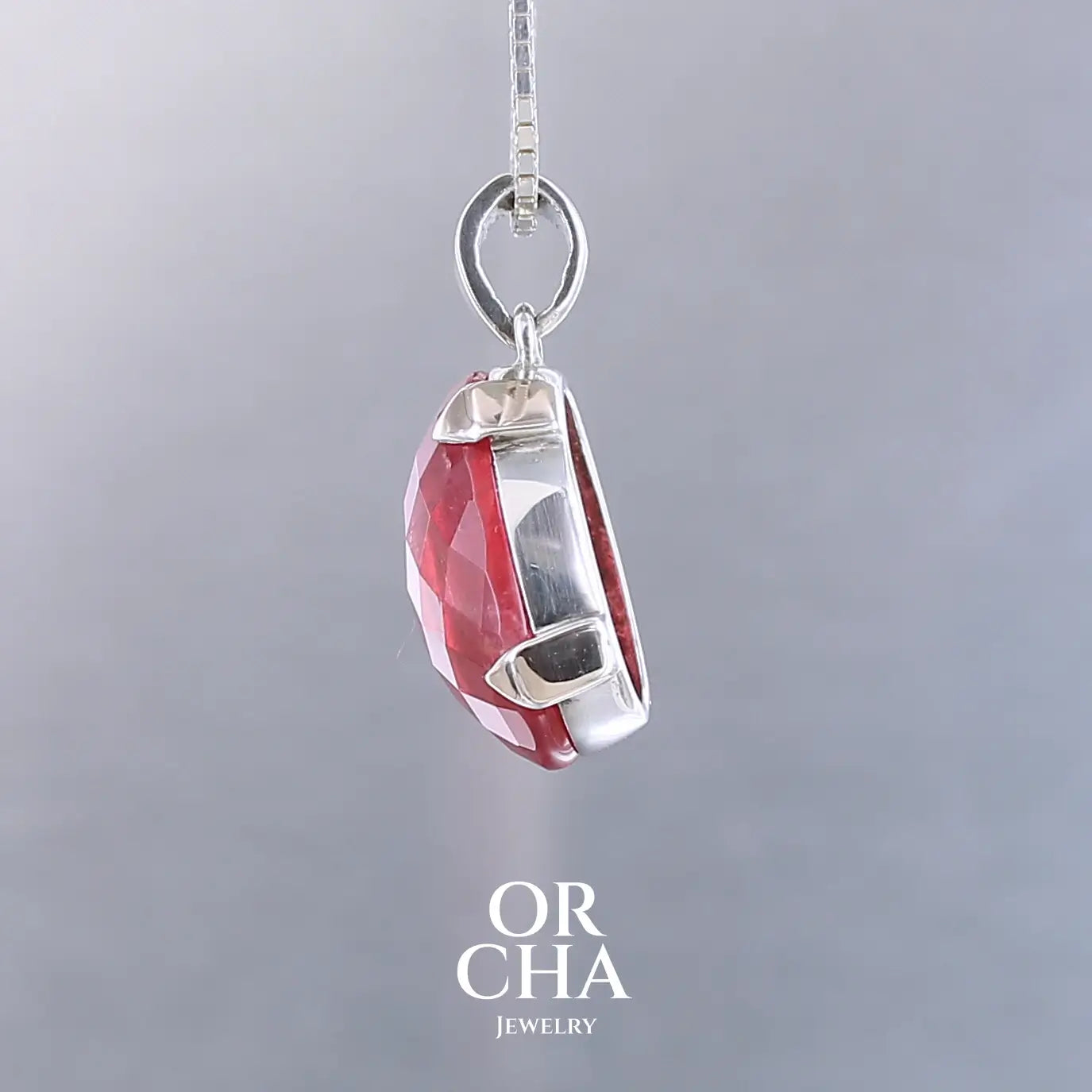 Pendentif pour femme en or jaune massif  9k serti d'une Rhodonite de qualité gemme de 16 carat. Pierre de couleur rouge coquelicot, transparente à inclusions. Pierre naturelle, ovale, taillée en cabochon facetté sur toute sa surface. Bijoux unique, éthique et durable présenté dans un coffret de notre marque, prêt à offrir. Livraison offerte, certificat d'authenticité, service client