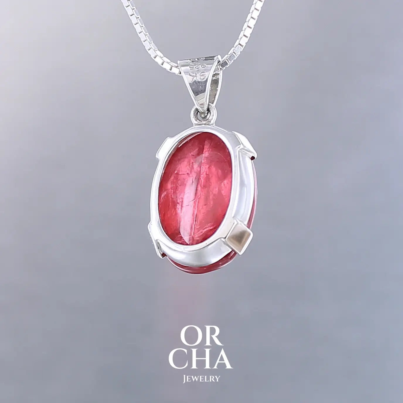 Pendentif pour femme en or jaune massif  9k serti d'une Rhodonite de qualité gemme de 16 carat. Pierre de couleur rouge coquelicot, transparente à inclusions. Pierre naturelle, ovale, taillée en cabochon facetté sur toute sa surface. Bijoux unique, éthique et durable présenté dans un coffret de notre marque, prêt à offrir. Livraison offerte, certificat d'authenticité, service client