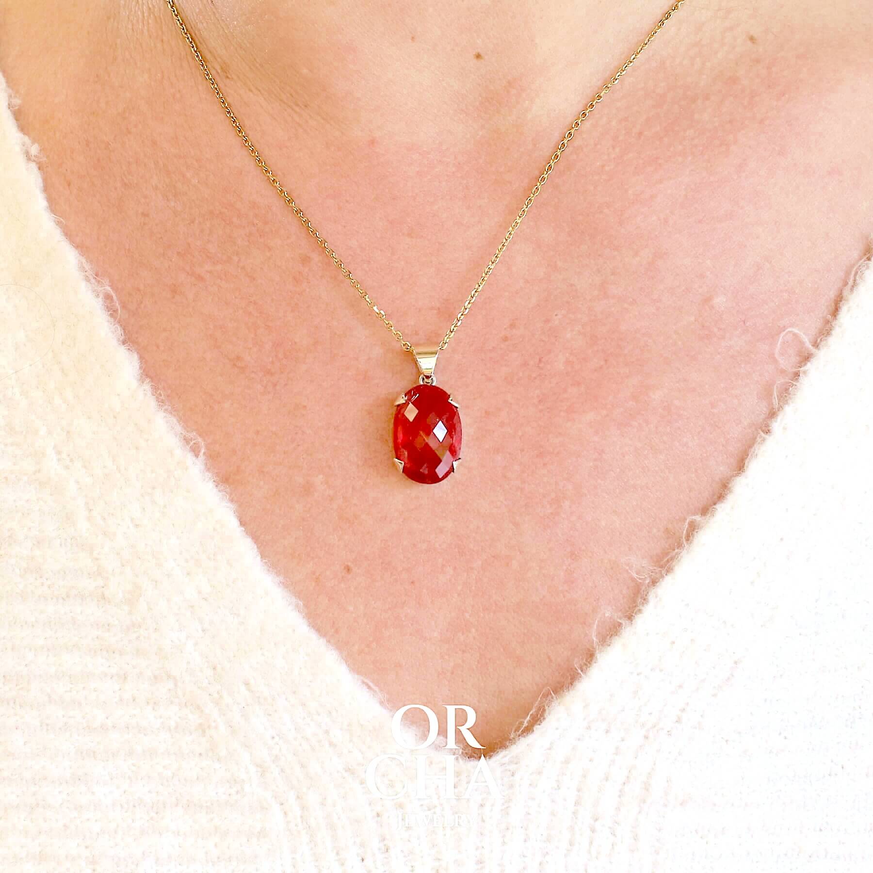 Pendentif pour femme en or jaune massif  9k serti d'une Rhodonite de qualité gemme de 16 carat. Pierre de couleur rouge coquelicot, transparente à inclusions. Pierre naturelle, ovale, taillée en cabochon facetté sur toute sa surface. Bijoux unique, éthique et durable présenté dans un coffret de notre marque, prêt à offrir. Livraison offerte, certificat d'authenticité, service client