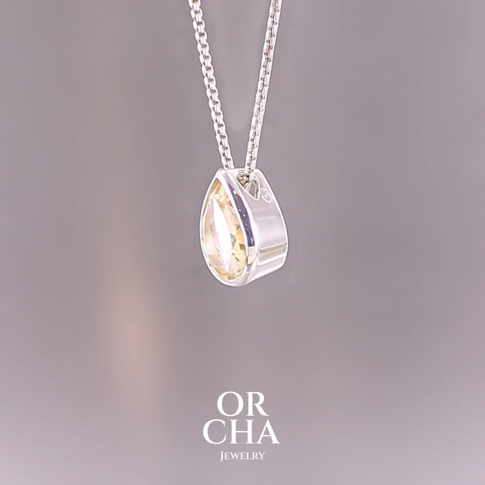 Collier solitaire pour femme en argent massif serti d'une Citrine. Pierre au nuance de couleur jaune doré lumineux, pierre facettée en forme de goutte, qualité transparente propre à l'oeil. Pendentif monté sur une chaine en argent sterling de type maille vénitienne de 1,3 mm d'épaisseur et de 40 cm de longueur. Bijoux unique, éthique et durable présenté dans un coffret de notre marque, prêt à offrir. Livraison offerte, certificat d'authenticité, service client. Par Orcha Jewelry