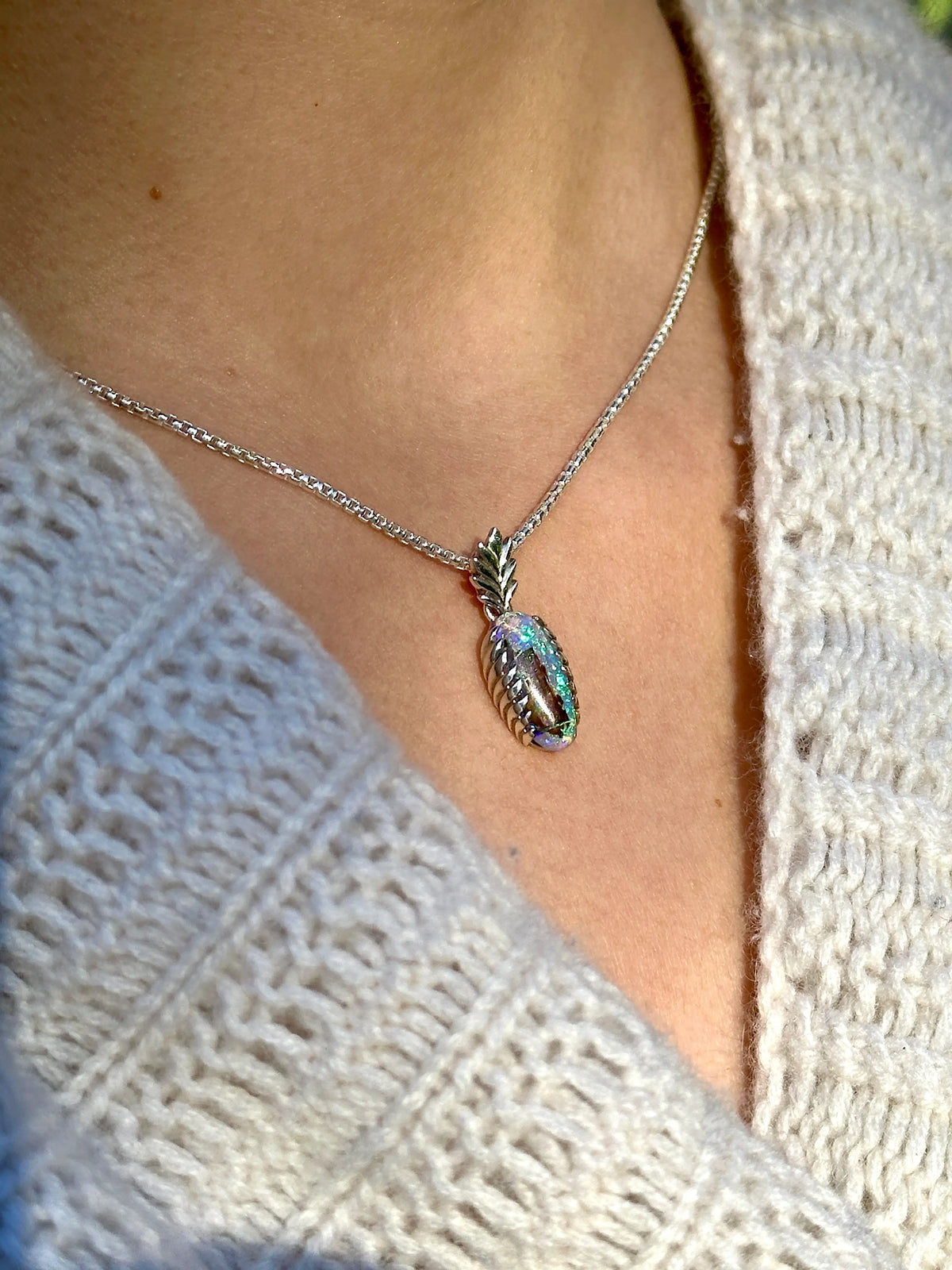 Pendentif pour femme en argent massif 925 serti d'une opale cristal aux feux étoilés multicolores à dominante bleu violet et vert. Cabochon de 3,2 carats taillé de forme oval de qualité transparente. Bijou unique réalisé par Orchajewelry