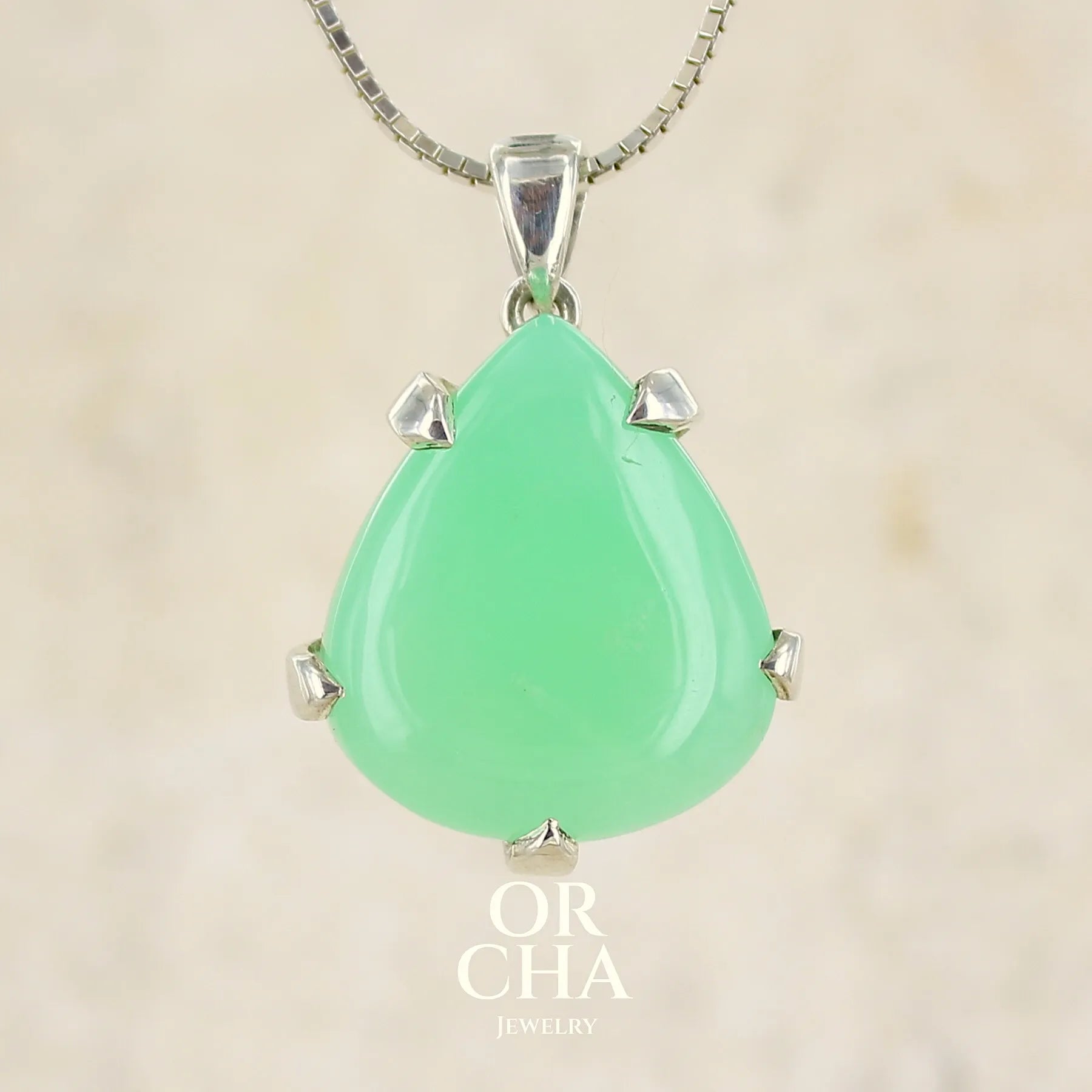 Pendentif pour en argent massif, sertie d'un cabochon de chrysoprase de couleur verte claire. Pierre de qualité translucide taillée en cabochon en forme de goutte. Bijoux unique par Orcha jewelry