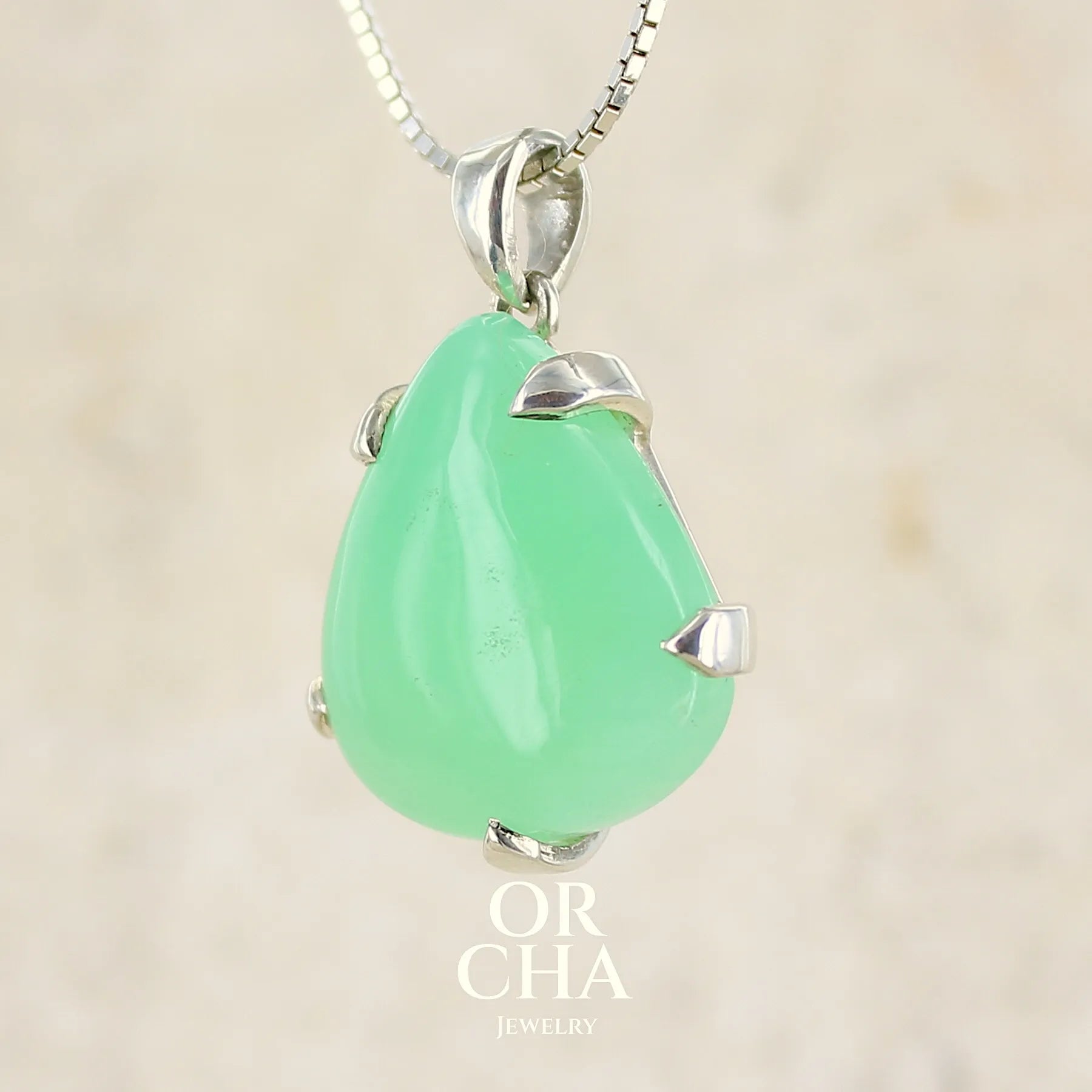 Pendentif pour en argent massif, sertie d'un cabochon de chrysoprase de couleur verte claire. Pierre de qualité translucide taillée en cabochon en forme de goutte. Bijoux unique par Orcha jewelry