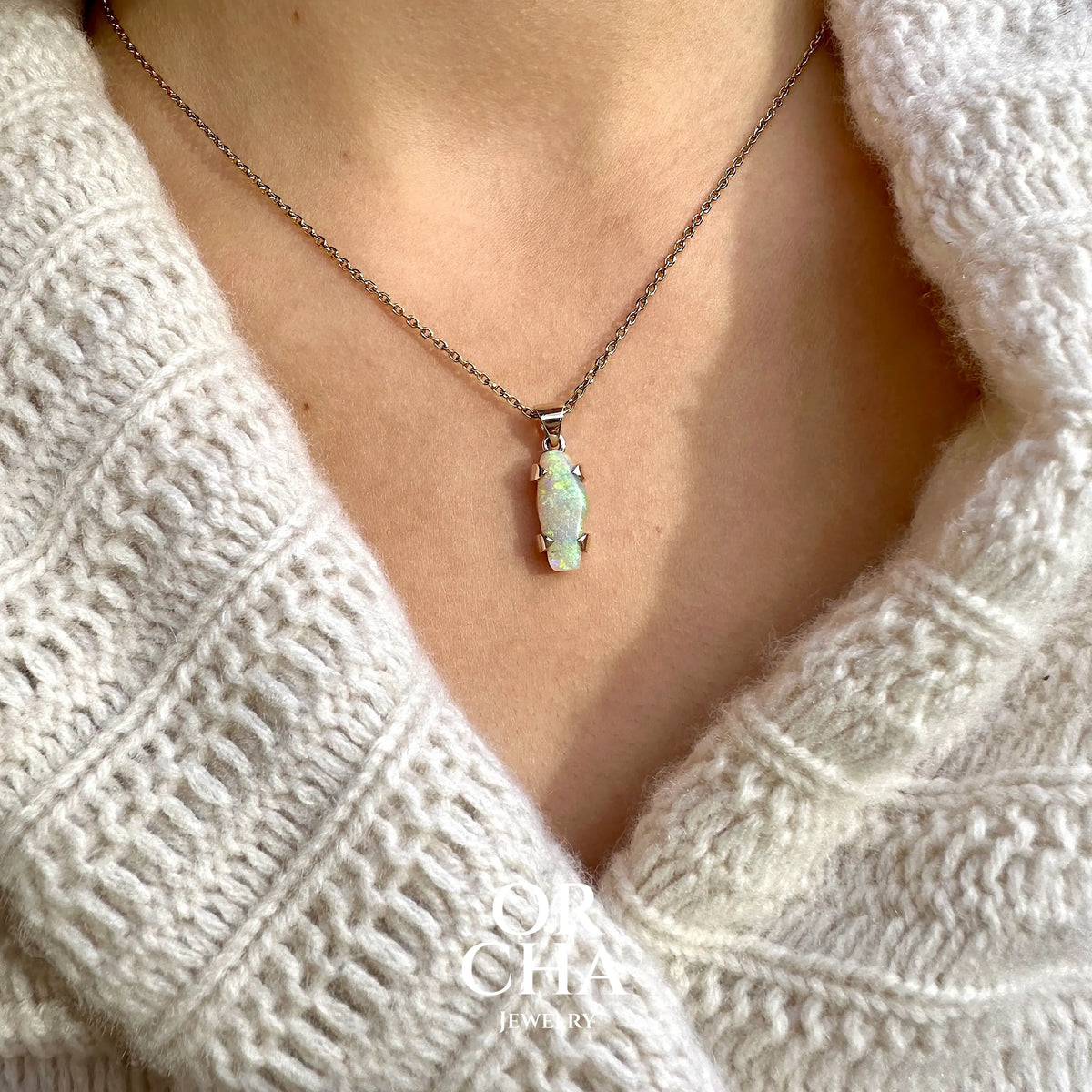 Pendentif pour femme en or 9k et argent massif serti d'une opale cristal aux feux étoilés multicolores à dominantes vert et jaune. Cabochon de 3 carat de forme libre de qualité translucide. Opale australienne. Bijou unique réalisé par Orchajewelry