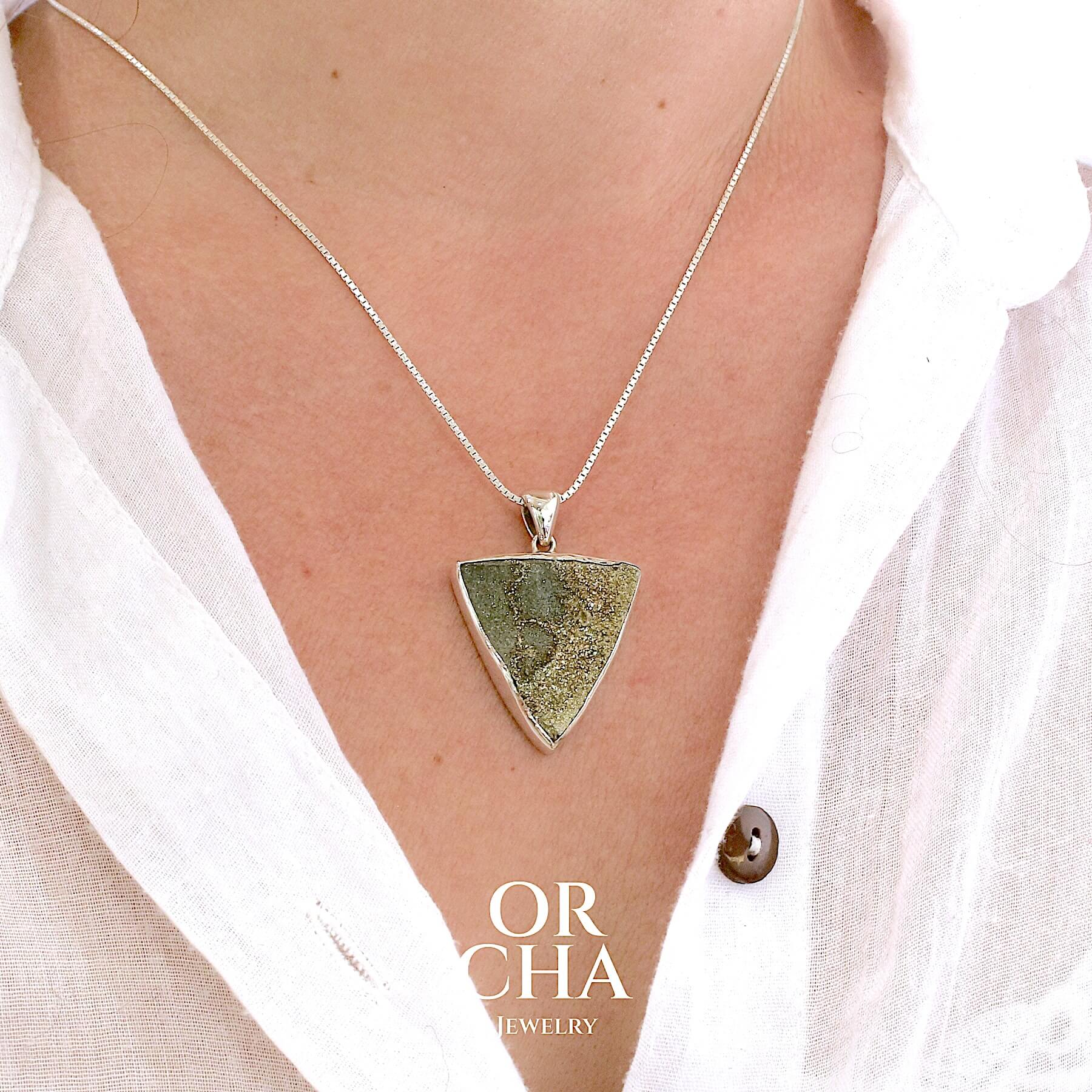 Pendentif en argent massif serti d'une pyrite brute avec ses cristaux. Pierre naturelle de couleur doré, scintillante. Bijoux unique, éthique et durable présenté dans un coffret de notre marque, prêt à offrir. Livraison offerte, certificat d'authenticité, service client.