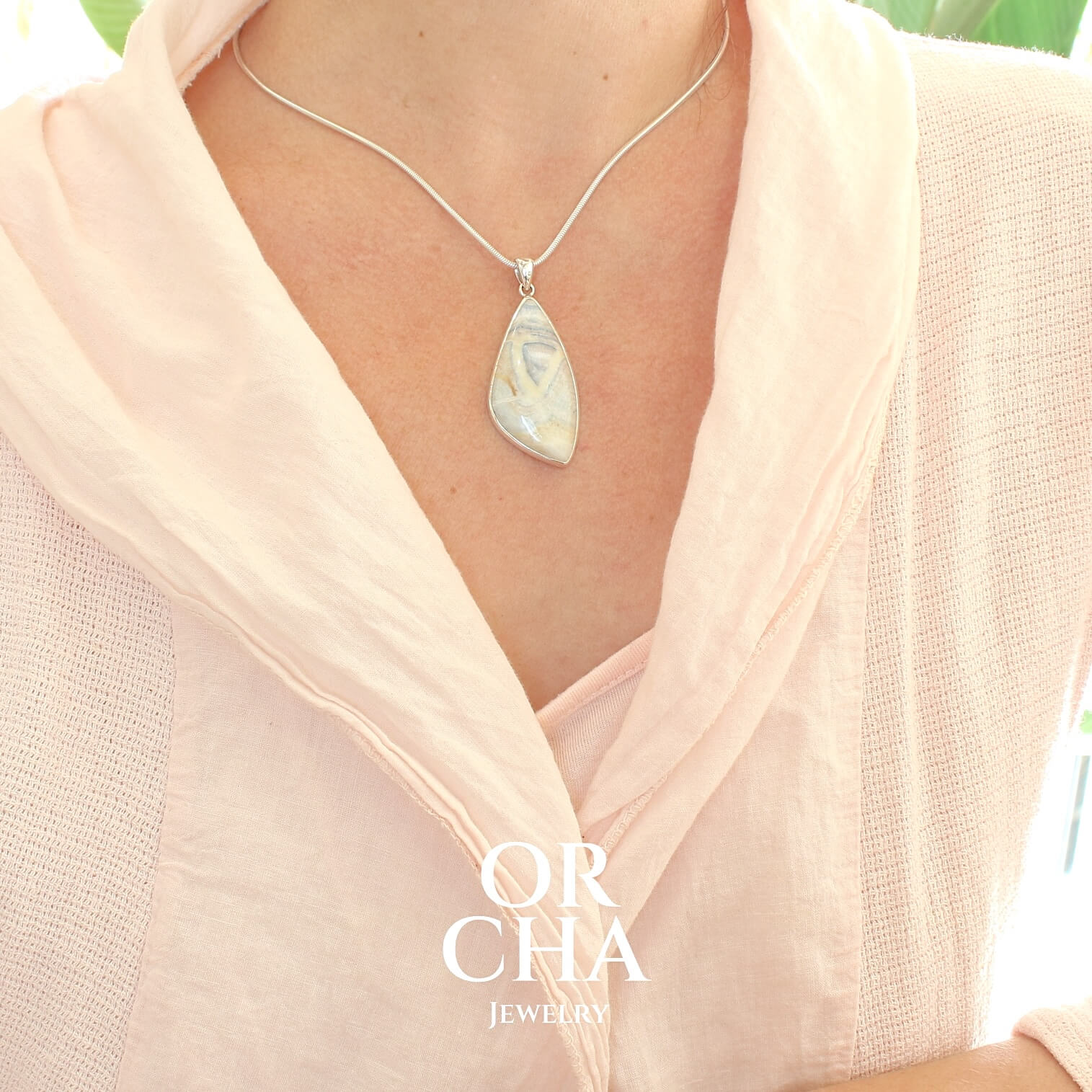 Pendentif pour femme en argent massif sertie d'une scheelite bleue. Pierre naturelle de couleur bleu, beige crème et blanc de qualité opaque. Bijoux unique, éthique et durable présenté dans un coffret de notre marque, prêt à offrir. Livraison offerte, certificat d'authenticité, service client.