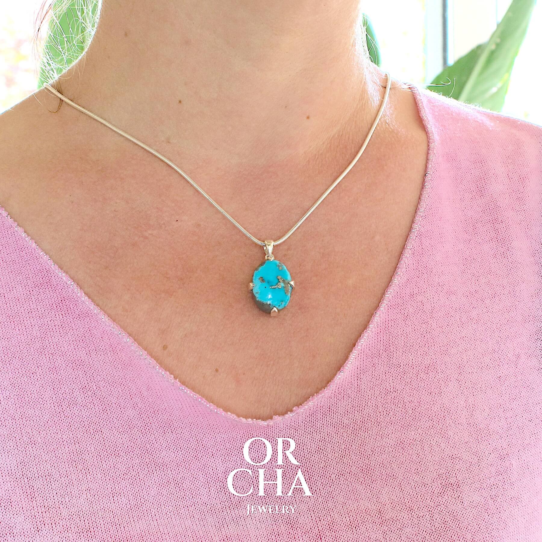 Pendentif pour homme et femme en argent massif serti d'une Turquoise à inclusion de Pyrite doré. Pierre cabochon de forme ovale serti de griffe. Bijoux unique, éthique et durable présenté dans un coffret de notre marque, prêt à offrir. Livraison offerte, certificat d'authenticité, service client