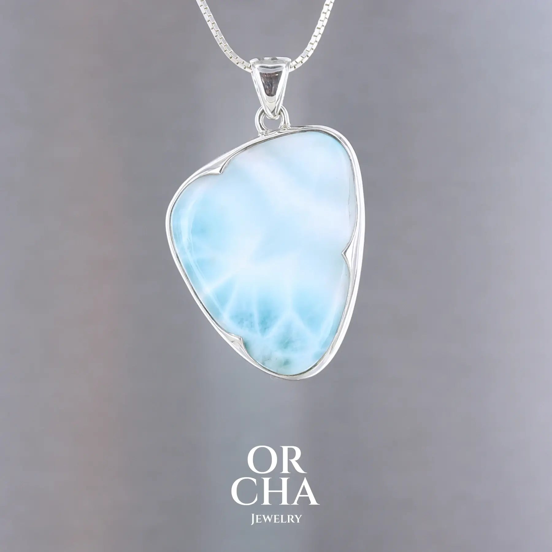 Pendentif larimar naturel bleu turquoise République Dominicaine serti argent sterling 925 artisanal. Pierre forme libre organiques nuances bleues blanches. Bijou unique fait main pierre précieuse rare caraïbes. Sertissage clos à pointe protecteur monture solide. Cadeau femme exceptionnel. Bijoux unique, éthique et durable présenté dans un coffret de notre marque, prêt à offrir. Livraison offerte, certificat d'authenticité, service client