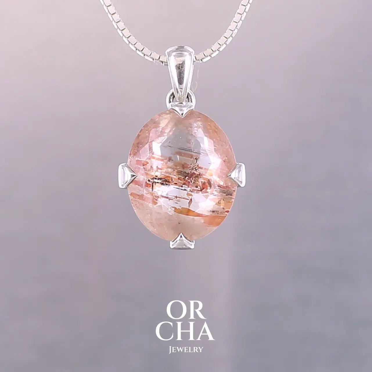 Pendentif en argent massif serti d'une magnifique pierre de soleil. Pierre facettée de forme ovale de qualité transparente. Pierre naturelle de couleur orange à inclusions. Bijoux unique, éthique et durable présenté dans un coffret de notre marque, prêt à offrir. Livraison offerte, certificat d'authenticité, service client.
