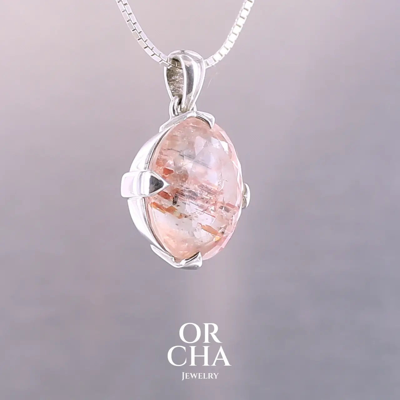 Pendentif en argent massif serti d'une magnifique pierre de soleil. Pierre facettée de forme ovale de qualité transparente. Pierre naturelle de couleur orange à inclusions. Bijoux unique, éthique et durable présenté dans un coffret de notre marque, prêt à offrir. Livraison offerte, certificat d'authenticité, service client.