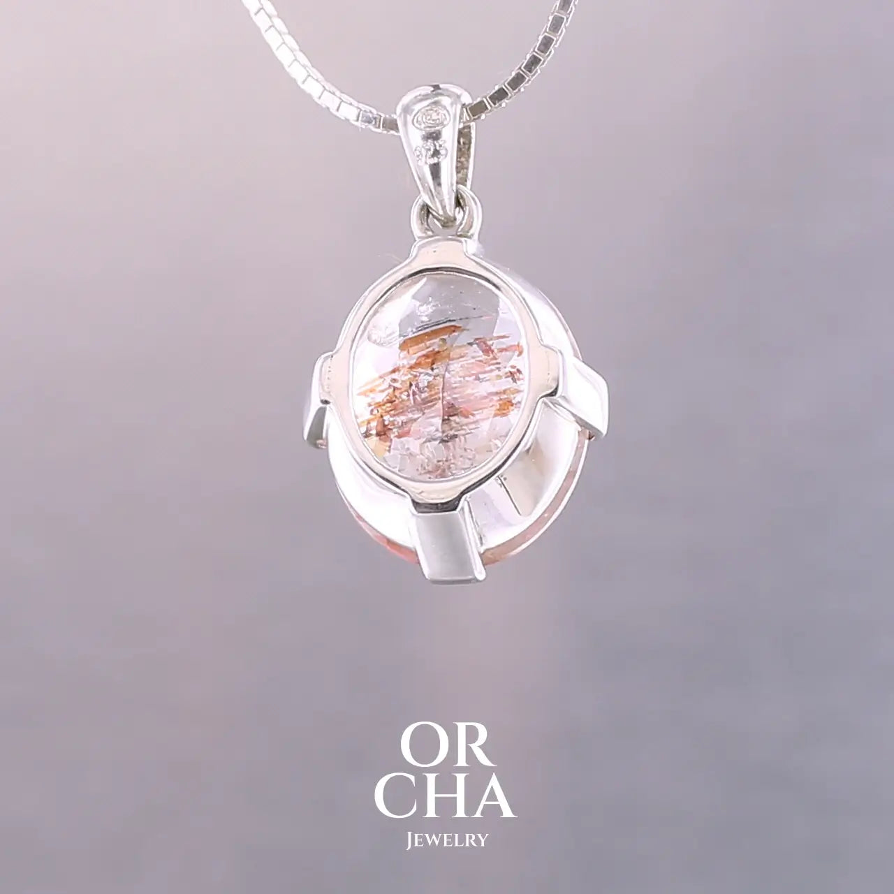Pendentif en argent massif serti d'une magnifique pierre de soleil. Pierre facettée de forme ovale de qualité transparente. Pierre naturelle de couleur orange à inclusions. Bijoux unique, éthique et durable présenté dans un coffret de notre marque, prêt à offrir. Livraison offerte, certificat d'authenticité, service client.