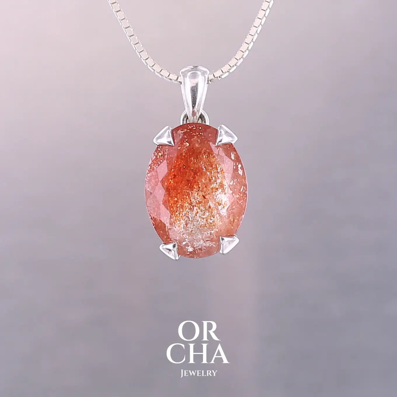 Pendentif en argent massif serti d'une magnifique pierre de soleil. Pierre facettée de forme ovale de qualité transparente. Pierre naturelle de couleur orange à scintillement doré et orangé. Bijoux unique, éthique et durable présenté dans un coffret de notre marque, prêt à offrir. Livraison offerte, certificat d'authenticité, service client.