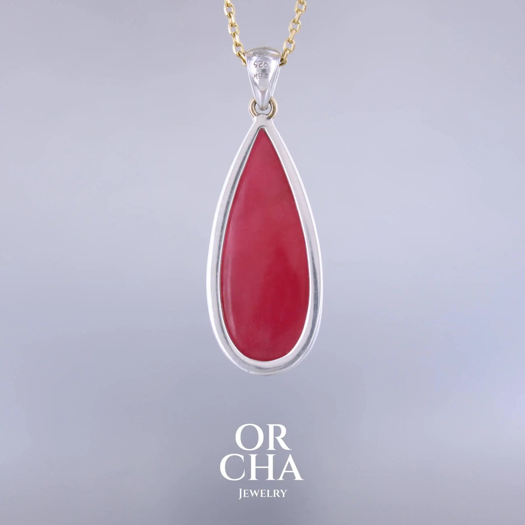 Pendentif pour femme en or jaune massif 18k et argent massif serti d'une Rhodonite rouge coquelicot de qualité rare. Pierre naturelle taillée en cabochon en forme de goutte de qualité translucide. Bijoux unique, éthique et durable présenté dans un coffret de notre marque, prêt à offrir. Livraison offerte, certificat d'authenticité, service client
