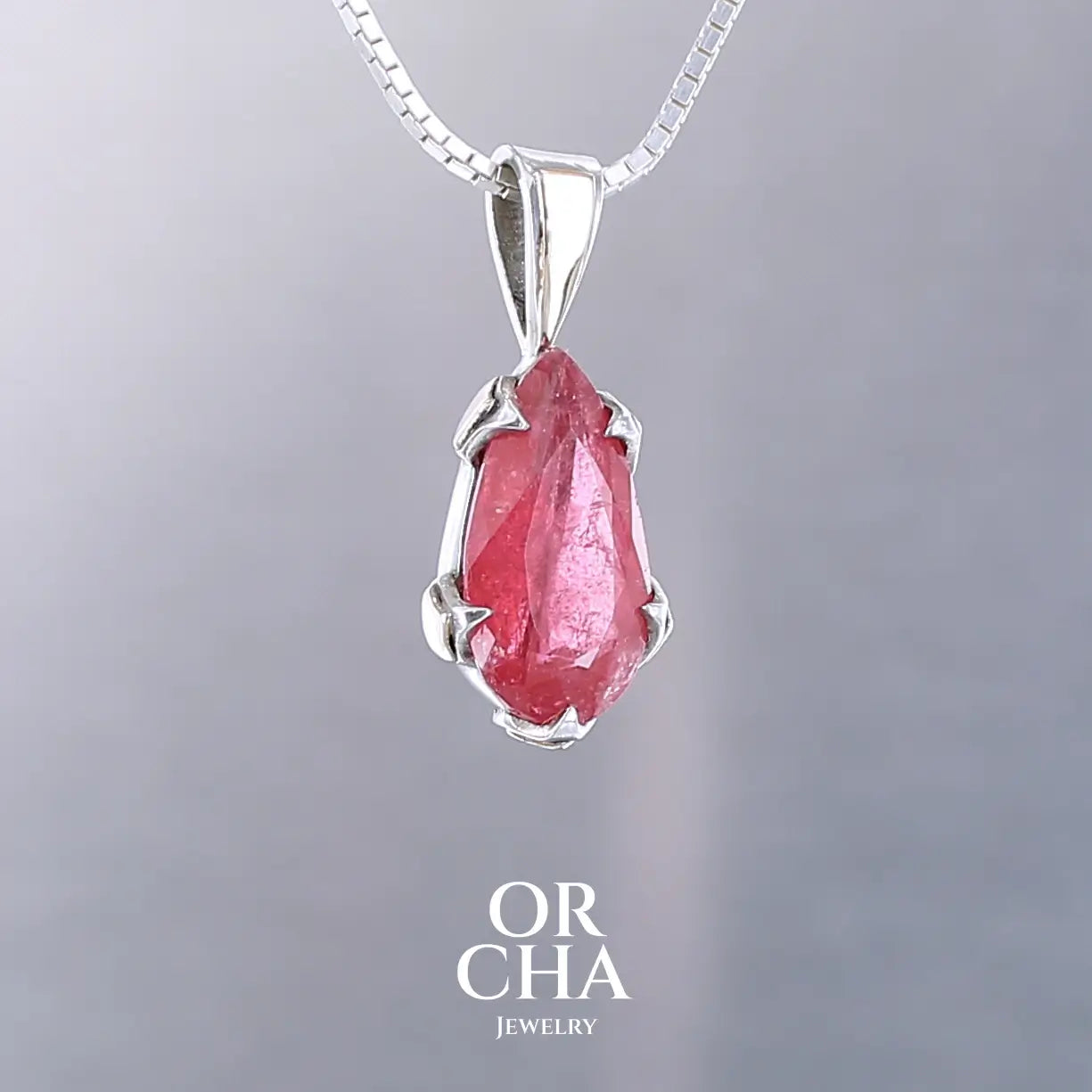 Pendentif pour femme en or jaune massif  9k serti d'une Rhodonite de qualité gemme. Pierre de couleur rouge coquelicot, transparente à inclusions. Pierre naturelle, ovale, taillée en cabochon facetté sur toute sa surface. Bijoux unique, éthique et durable présenté dans un coffret de notre marque, prêt à offrir. Livraison offerte, certificat d'authenticité, service client