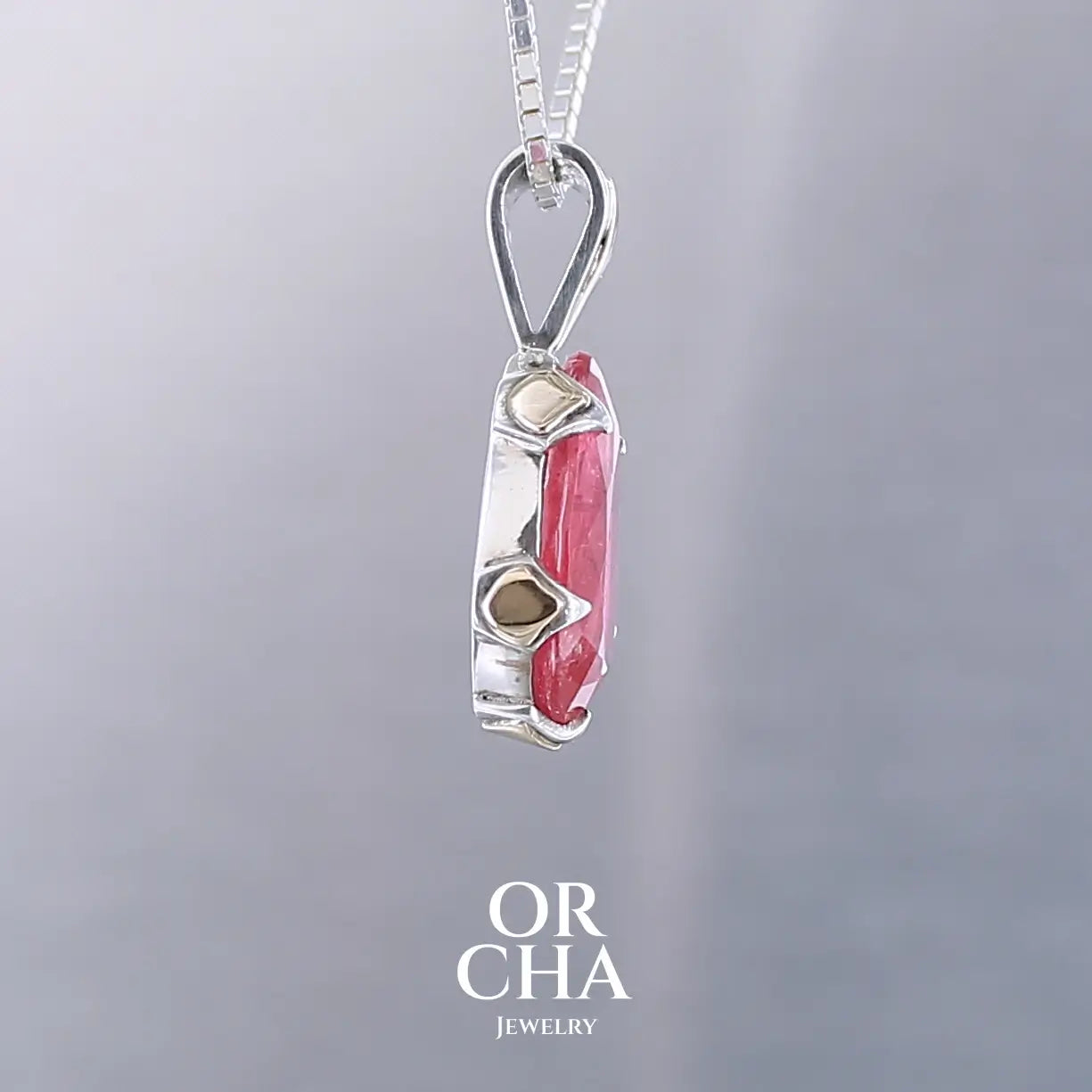 Pendentif pour femme en or jaune massif  9k serti d'une Rhodonite de qualité gemme. Pierre de couleur rouge coquelicot, transparente à inclusions. Pierre naturelle, ovale, taillée en cabochon facetté sur toute sa surface. Bijoux unique, éthique et durable présenté dans un coffret de notre marque, prêt à offrir. Livraison offerte, certificat d'authenticité, service client