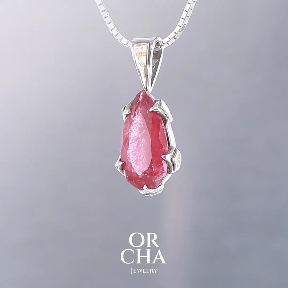 Pendentif pour femme en or jaune massif  9k serti d'une Rhodonite de qualité gemme. Pierre de couleur rouge coquelicot, transparente à inclusions. Pierre naturelle, ovale, taillée en cabochon facetté sur toute sa surface. Bijoux unique, éthique et durable présenté dans un coffret de notre marque, prêt à offrir. Livraison offerte, certificat d'authenticité, service client