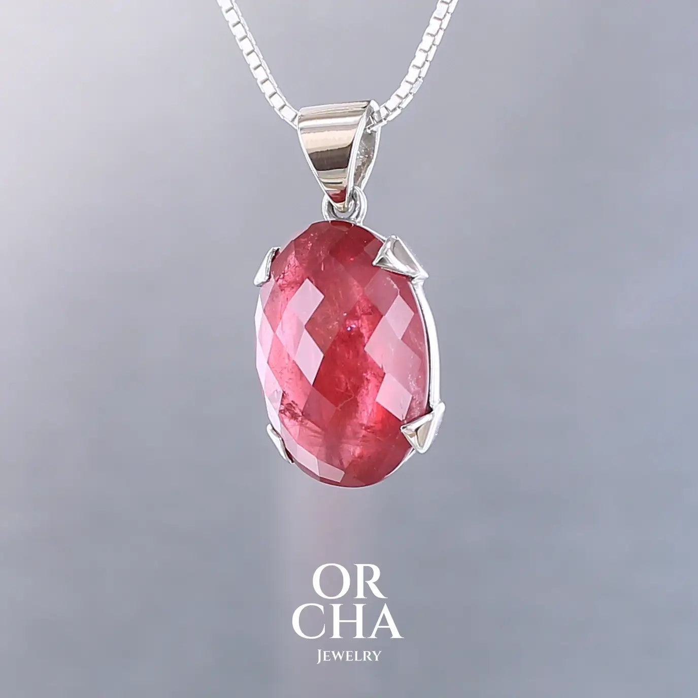 Pendentif pour femme en or jaune massif  9k serti d'une Rhodonite de qualité gemme de 16 carat. Pierre de couleur rouge coquelicot, transparente à inclusions. Pierre naturelle, ovale, taillée en cabochon facetté sur toute sa surface. Bijoux unique, éthique et durable présenté dans un coffret de notre marque, prêt à offrir. Livraison offerte, certificat d'authenticité, service client