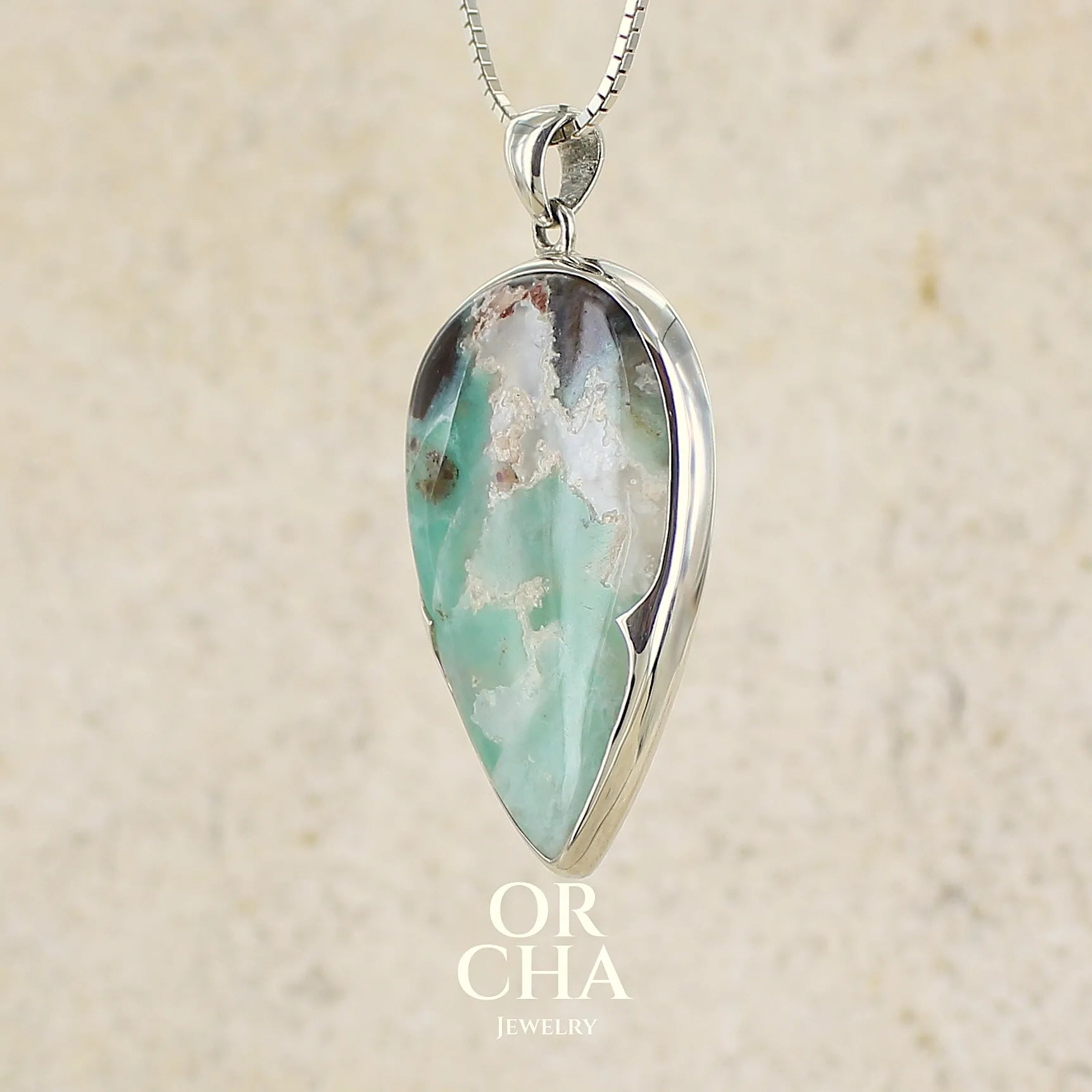 Pendentif goutte en argent massif, serti d'un cabochon de calcédoine bleue verte Pierre paysage de qualité translucide et opaque comportant des inclusions. Bijoux unique par Orcha jewelry