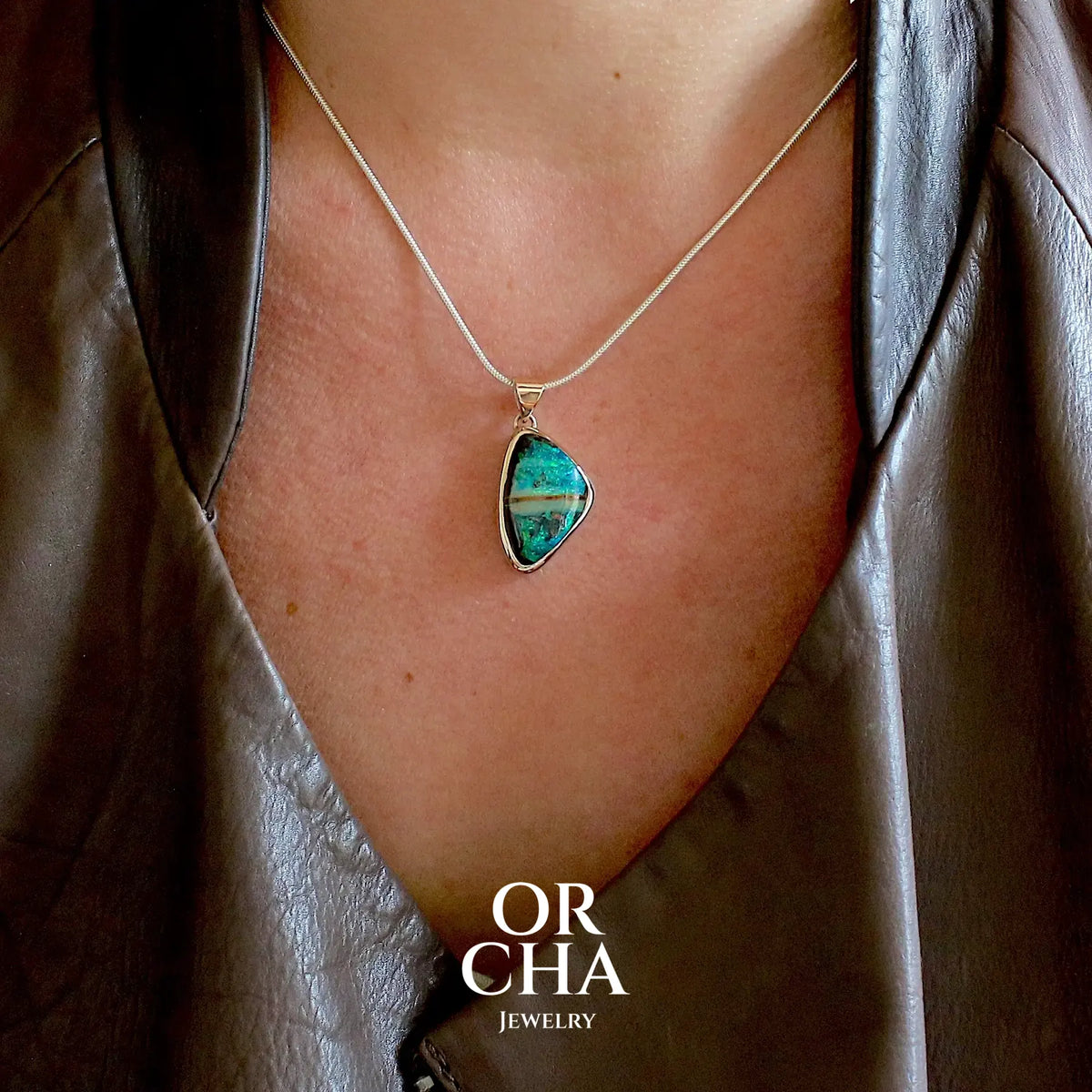Pendentif pour femme en or 9k massif et argent massif 925 serti d'une opale boulder aux feux multicolores à dominantes bleu turquoise et vert et de six diamants. Pierre cabochon de qualité opaque taillée en forme d'aile. Bijou unique par Orchajewelry