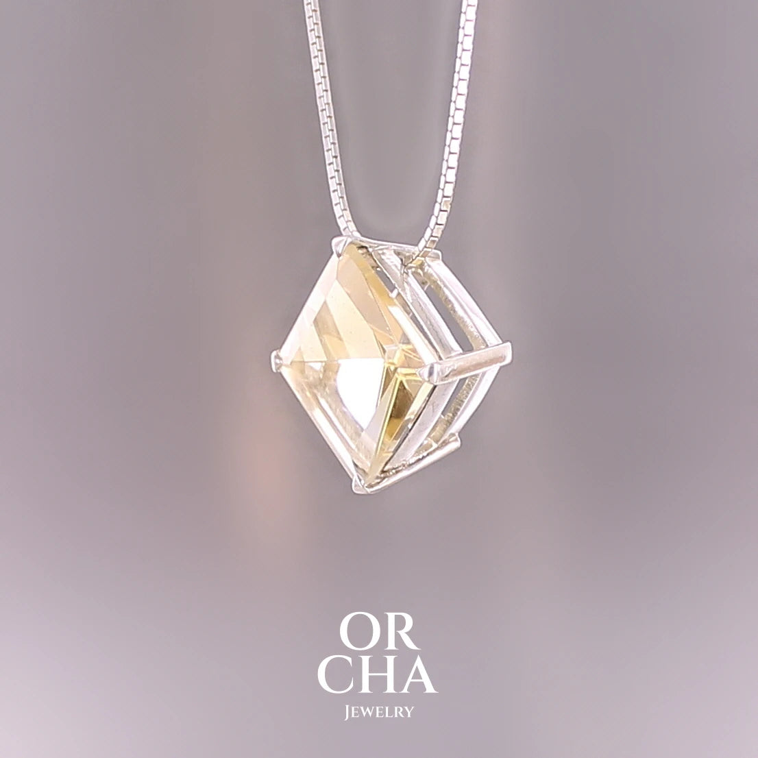 Collier solitaire pour femme en argent massif serti d'une Citrine. Pierre au nuance de couleur jaune clair à très clair , pierre facettée en forme de losange, qualité transparente propre à l'oeil. Pendentif monté sur une chaine en argent sterling de type maille carrée miroir de 1,3 mm d'épaisseur et de 40 cm de longueur. Bijoux unique, éthique et durable présenté dans un coffret de notre marque, prêt à offrir. Livraison offerte, certificat d'authenticité, service client.