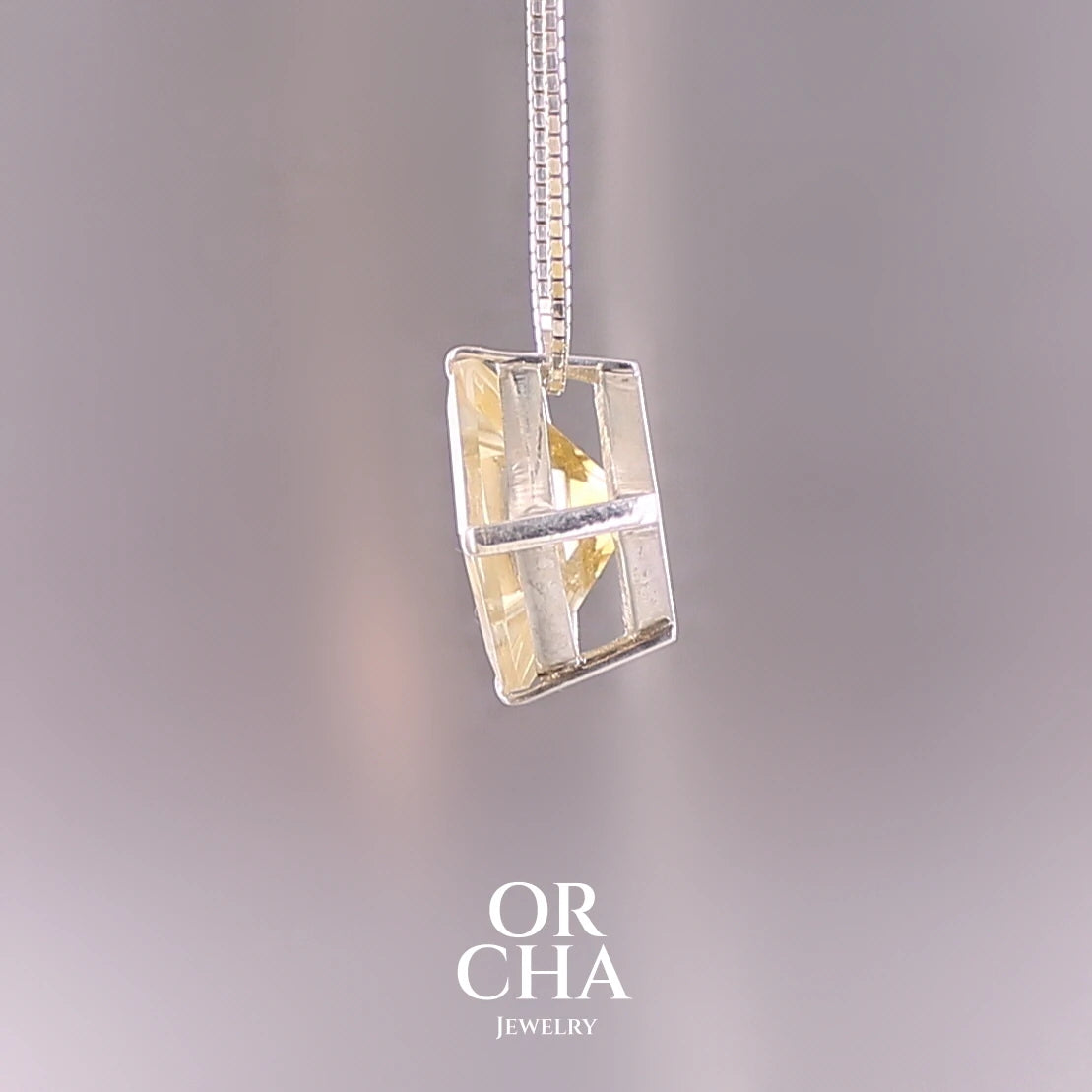 Collier solitaire pour femme en argent massif serti d'une Citrine. Pierre au nuance de couleur jaune clair à très clair , pierre facettée en forme de losange, qualité transparente propre à l'oeil. Pendentif monté sur une chaine en argent sterling de type maille carrée miroir de 1,3 mm d'épaisseur et de 40 cm de longueur. Bijoux unique, éthique et durable présenté dans un coffret de notre marque, prêt à offrir. Livraison offerte, certificat d'authenticité, service client.