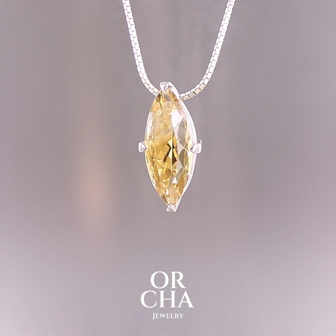 Collier solitaire pour femme en argent massif sertie d'une Citrine. Pierre facettée en forme de marquise de qualité transparente, propre à l'oeil. Pierre naturelle de couleur jaune clair à jaune foncé. Pendentif monté sur une chaine en argent sterling de type maille miroir de 1,3 mm d'épaisseur et de 40 cm de longueur. Bijoux unique, éthique et durable présenté dans un coffret de notre marque, prêt à offrir. Livraison offerte, certificat d'authenticité, service client.