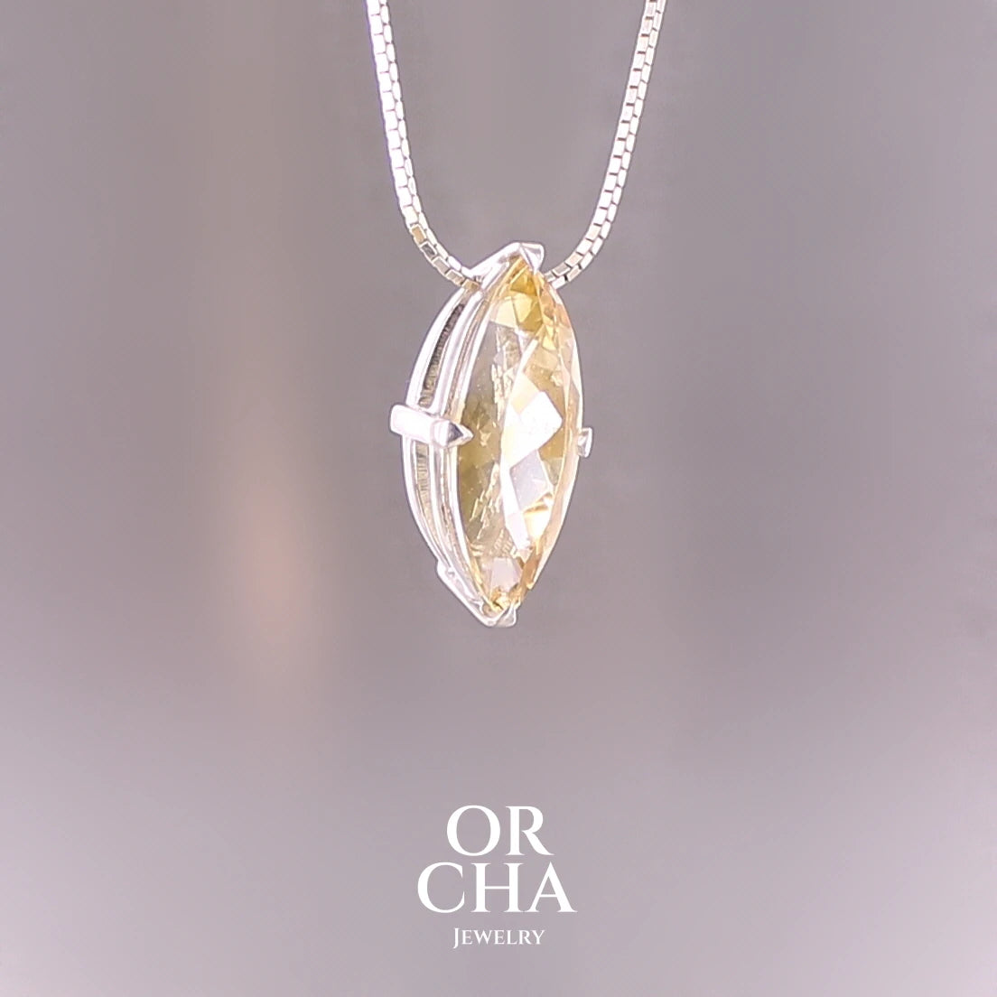 Collier solitaire pour femme en argent massif sertie d'une Citrine. Pierre facettée en forme de marquise de qualité transparente, propre à l'oeil. Pierre naturelle de couleur jaune clair à jaune foncé. Pendentif monté sur une chaine en argent sterling de type maille miroir de 1,3 mm d'épaisseur et de 40 cm de longueur. Bijoux unique, éthique et durable présenté dans un coffret de notre marque, prêt à offrir. Livraison offerte, certificat d'authenticité, service client.