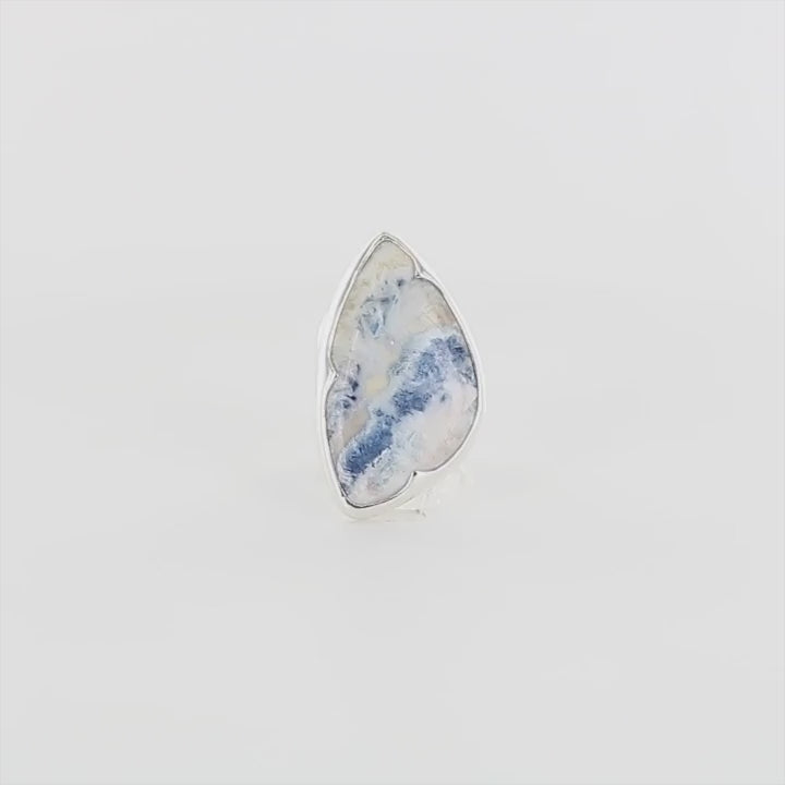 Bague de createur pour femme en argent massif sertie d'une scheelite bleue. Pierre naturelle de couleur bleu, beige creme et blanc de qualité opaque. Taille 58. Bijoux unique, éthique et durable présenté dans un coffret de notre marque, prêt à offrir. Livraison offerte, certificat d'authenticité, service client.