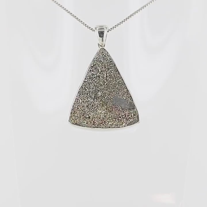 Pendentif en argent massif serti d'une pyrite brute avec ses cristaux. Pierre naturelle de couleur doré, scintillante. Bijoux unique, éthique et durable présenté dans un coffret de notre marque, prêt à offrir. Livraison offerte, certificat d'authenticité, service client.