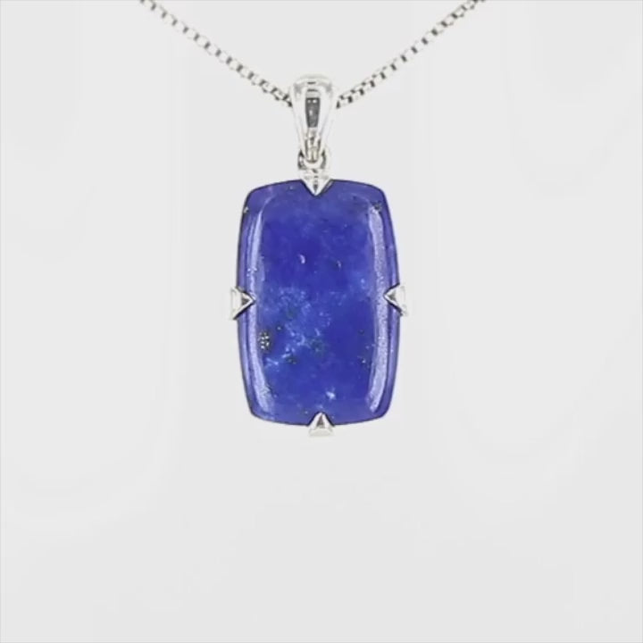Pendentif rectangulaire en lapis lazuli bleu intense, serti de griffes épaisses en argent massif 925, monté sur une bélière élégante, bijou fait main. Bijoux unique, éthique et durable présenté dans un coffret de notre marque, prêt à offrir. Livraison offerte, certificat d'authenticité, service client.