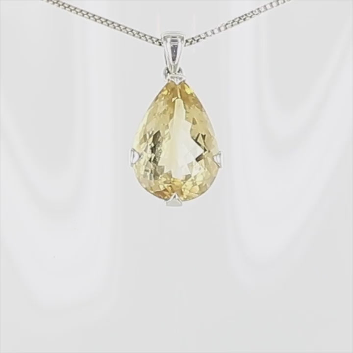 Cette création présente une somptueuse citrine taillée en goutte, aux reflets dorés lumineux. La pierre d'un jaune ambré éclatant est délicatement maintenue par une monture en argent massif 925 aux lignes épurées. Les griffes d'argent, discrètes mais efficaces, permettent à la lumière de traverser le cristal, révélant toute sa brillance. Un bijou fait main qui capture l'essence du soleil dans une élégante simplicité.
Bijoux unique présenté dans un coffret de notre marque prêt à offrir. Livraison offerte.