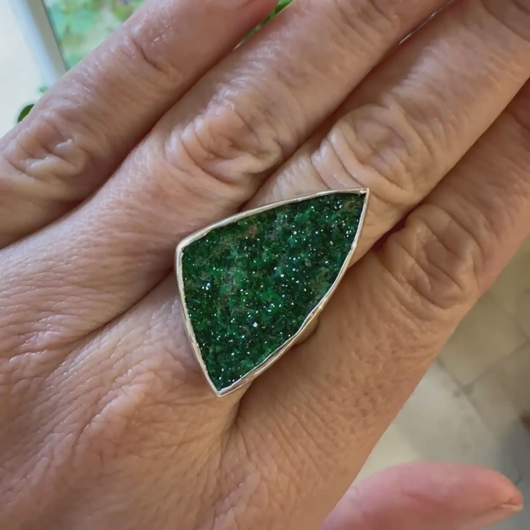 Bague en argent massif sertie d'un grenat Uvarovite brute. Pierre naturelle recouverte de cristaux scintillants de couleur verte. Bague réalisée en taille 58,5. Bijoux unique, éthique et durable présenté dans un coffret de notre marque, prêt à offrir. Livraison offerte, certificat d'authenticité, service client.