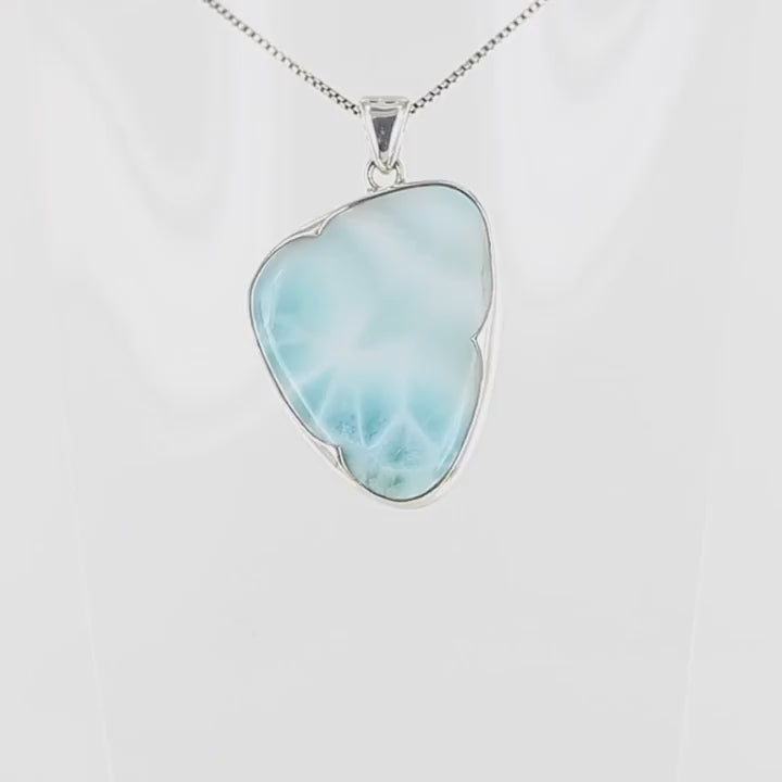 Pendentif larimar naturel bleu turquoise République Dominicaine serti argent sterling 925 artisanal. Pierre forme libre organiques nuances bleues blanches. Bijou unique fait main pierre précieuse rare caraïbes. Sertissage clos à pointe protecteur monture solide. Cadeau femme exceptionnel. Bijoux unique, éthique et durable présenté dans un coffret de notre marque, prêt à offrir. Livraison offerte, certificat d'authenticité, service client