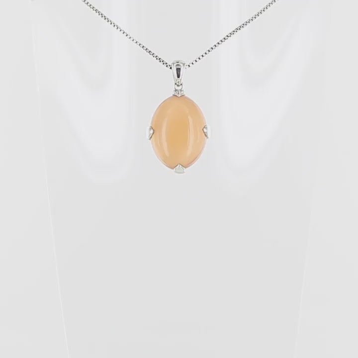 Pendentif pour femme en argent massif serti d'une pierre de lune orange. Pierre cabochon de forme ovale de couleur orange chatoyante à effet satiné. Bijoux unique, éthique et durable présenté dans un coffret de notre marque, prêt à offrir. Livraison offerte, certificat d'authenticité, service client.