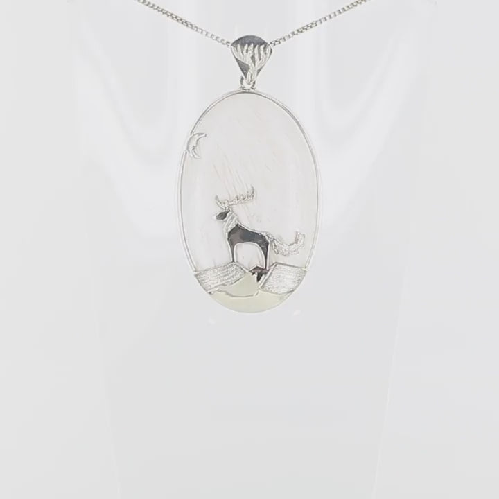 Pendentif de créateur en argent massif, où s'illustre un animal fantastique de type cerf loup sculpté en argent massif et serti sur un cabochon de scolécite. Pierre blanche opaque naturelle aux reflets soyeux. Bijoux unique, éthique et durable présenté dans un coffret de notre marque, prêt à offrir. Livraison offerte, certificat d'authenticité, service client.