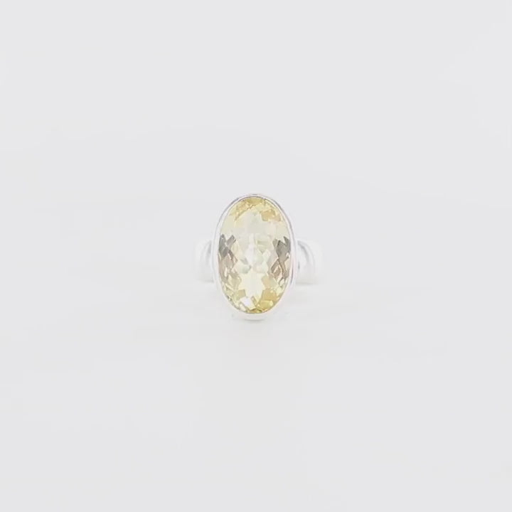 Bague citrine dorée ovale argent 925 fait main taille 54. Pierre naturelle, transparente du Brésil aux reflets champagne. Bijoux artisanal unique, éthique et durable présenté dans un coffret de notre marque, prêt à offrir. Livraison offerte, certificat d'authenticité, service client.