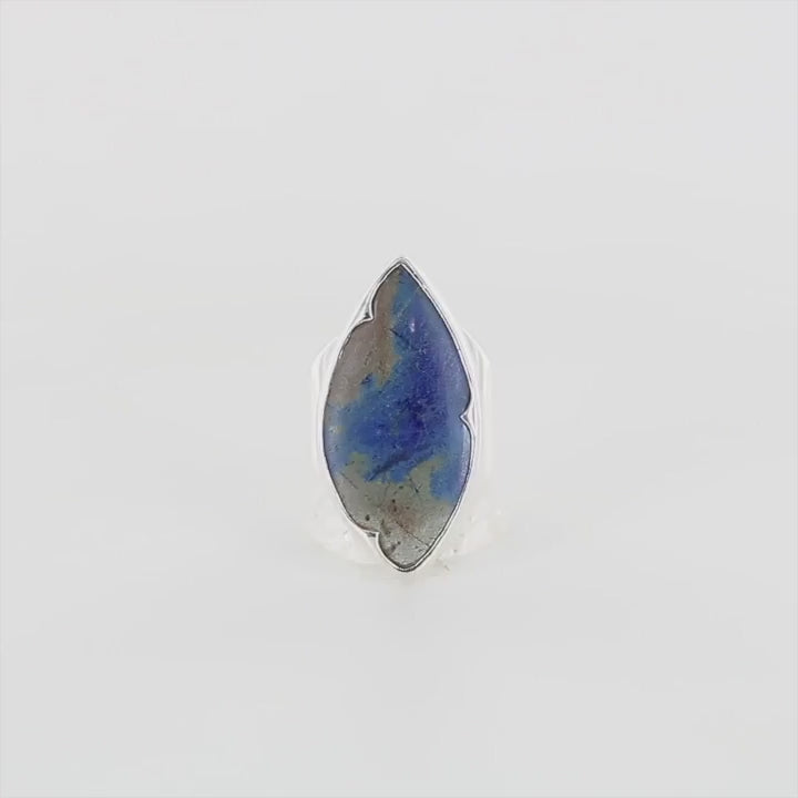 Bague pour femme en argent massif sertie d'une Azurite de Mornci. Pierre naturelle, cabochon de forme libre, de couleur bleu et gris-brun. Qualité opaque. Taille 58. Bijoux unique, éthique et durable présenté dans un coffret de notre marque, prêt à offrir. Livraison offerte, certificat d'authenticité, service client.