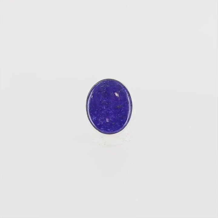 Bague ovale pour femme en argent massif sertie d'un Lapis Lazuli. Pierre naturelle de couleur bleu nuit à inclusions de pyrite dorés, qualité opaque. Taille 56. Bijoux unique, éthique et durable présenté dans un coffret de notre marque, prêt à offrir. Livraison offerte, certificat d'authenticité, service client.