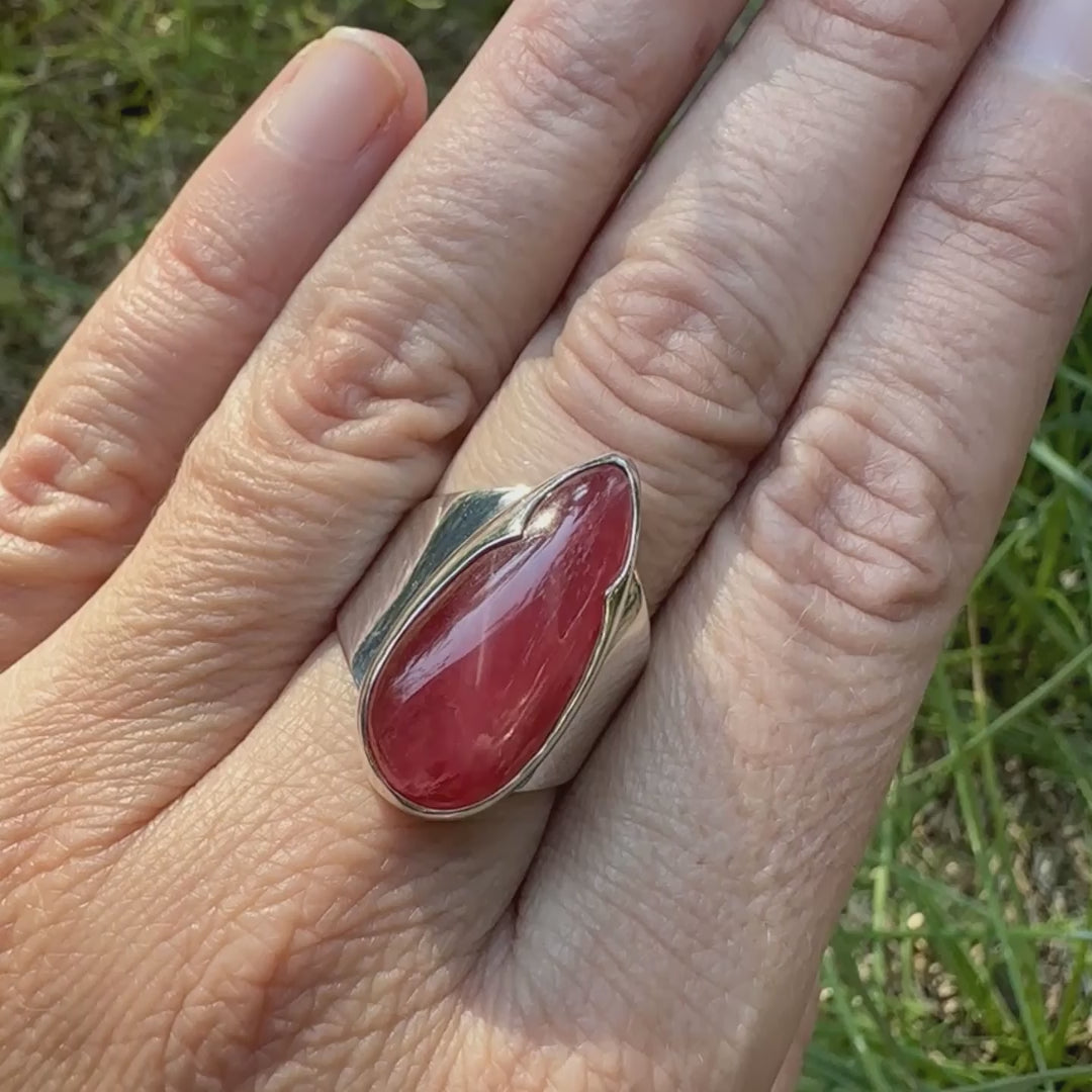 Grande bague pour femme en argent massif sertie d'une Rhodonite. Pierre cabochon en forme de goutte, pierre naturelle de qualité rare de couleur rouge coquelicot. Pierre fine de qualité opaque. Taille 56. Bijoux unique, éthique et durable présenté dans un coffret de notre marque, prêt à offrir. Livraison offerte, certificat d'authenticité, service client.