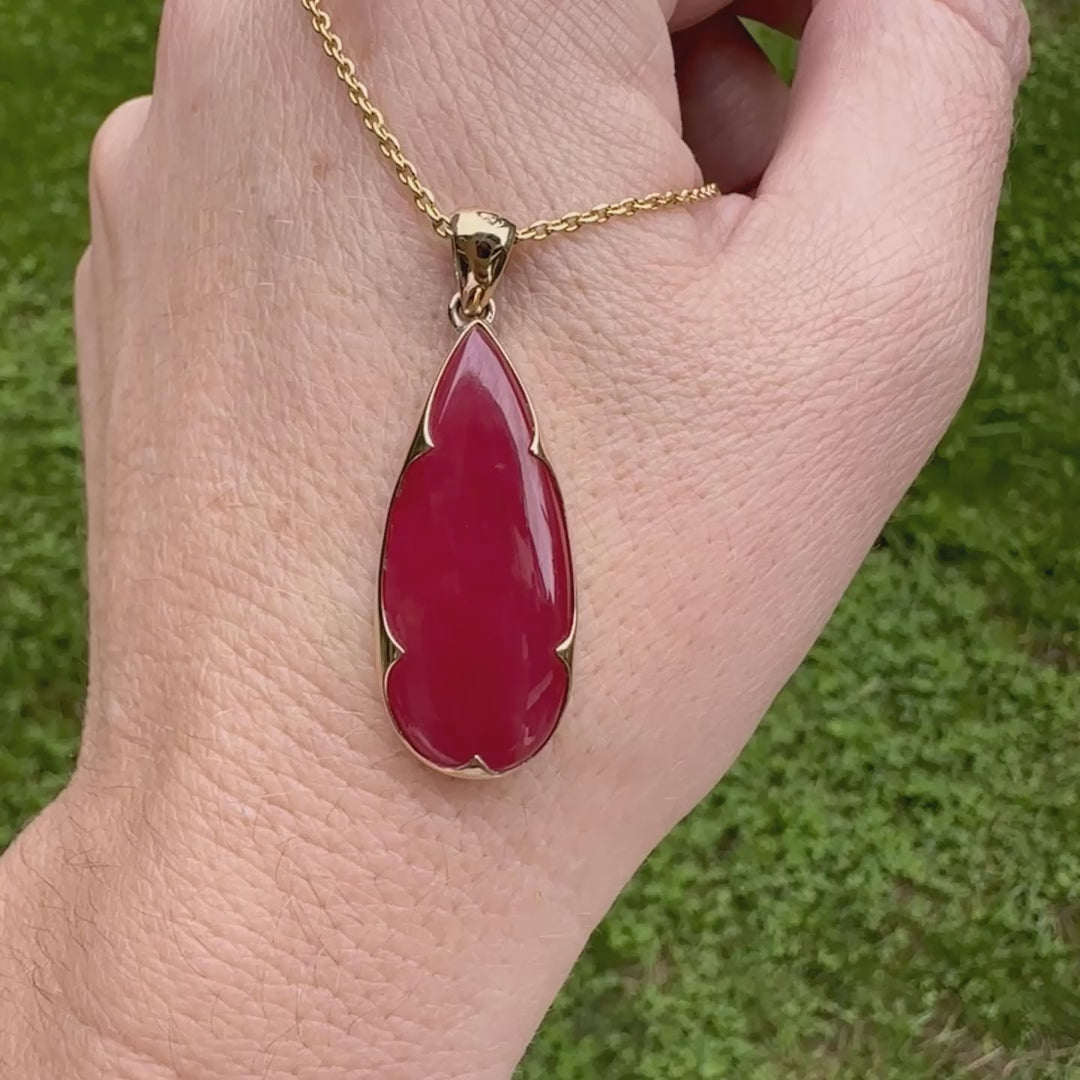 Pendentif pour femme en or jaune massif 18k et argent massif serti d'une Rhodonite rouge coquelicot de qualité rare. Pierre naturelle taillée en cabochon en forme de goutte de qualité translucide. Bijoux unique, éthique et durable présenté dans un coffret de notre marque, prêt à offrir. Livraison offerte, certificat d'authenticité, service client