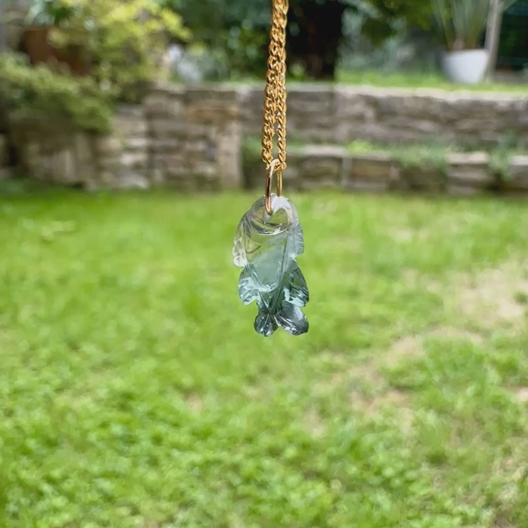 Collier pour femme orné d'une tourmaline bleue sculptée à la main en 3 dimensions en forme de poisson sertie en or 18k. Le pendentif est monté sur une chaine en Gold filled ( or laminé ) d'une longueur de 45 cm. Bijoux unique, éthique et durable présenté dans un coffret de notre marque, prêt à offrir. Livraison offerte, certificat d'authenticité, service client.