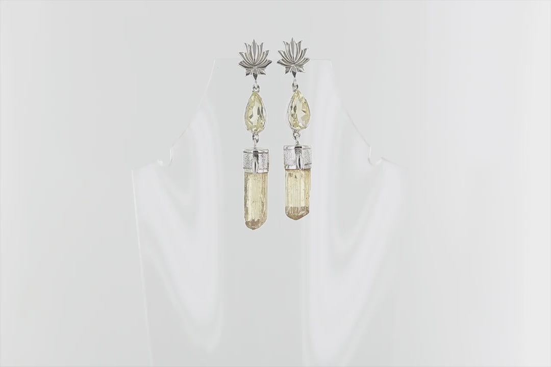 Boucles d’oreilles pendantes en argent : motif lotus au lobe, une citrine taillée en poire avec la pointe vers le haut et cristal brut de topaze impériale. Bijoux unique, éthique et durable présenté dans un coffret de notre marque, prêt à offrir. Livraison offerte, certificat d'authenticité, service client.