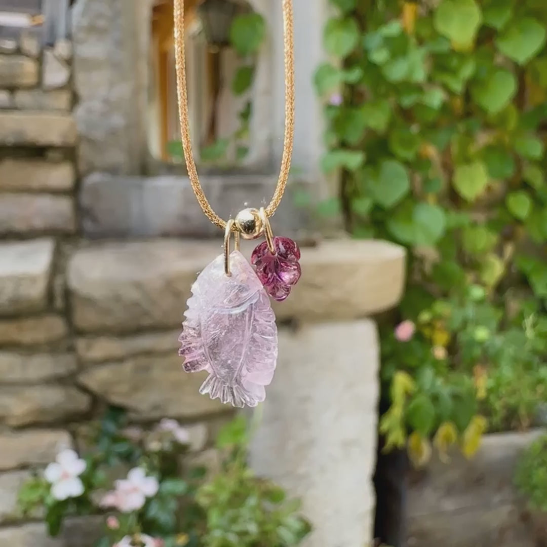 Collier pour femme orné de deux tourmalines roses sculptées à la main en 3 dimensions en forme l'une de poisson  et l'autre de feuille, serties en or 18k. Les pendentifs sont montés sur un collier corde doré scintillant, les apprêts utilisés sont en Gold filled ( or laminé ). Longueur ajustable de 40 cm à 45 cm. Bijoux unique, éthique et durable présenté dans un coffret de notre marque, prêt à offrir. Livraison offerte, certificat d'authenticité, service client.