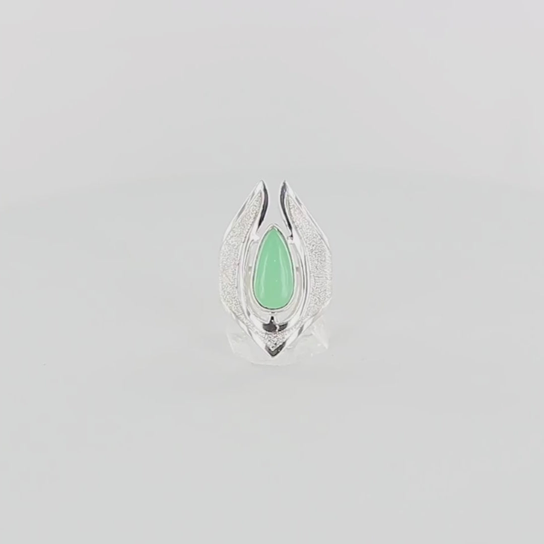 Bague de créateur pour femme en argent massif sertie d'une Chrysoprase. Pierre cabochon en forme de goutte de qualité opaque à translucide. Pierre naturelle de couleur vert lumineux. bague réalisée en taille 55. Bijoux unique, éthique et durable présenté dans un coffret de notre marque, prêt à offrir. Livraison offerte, certificat d'authenticité, service client.